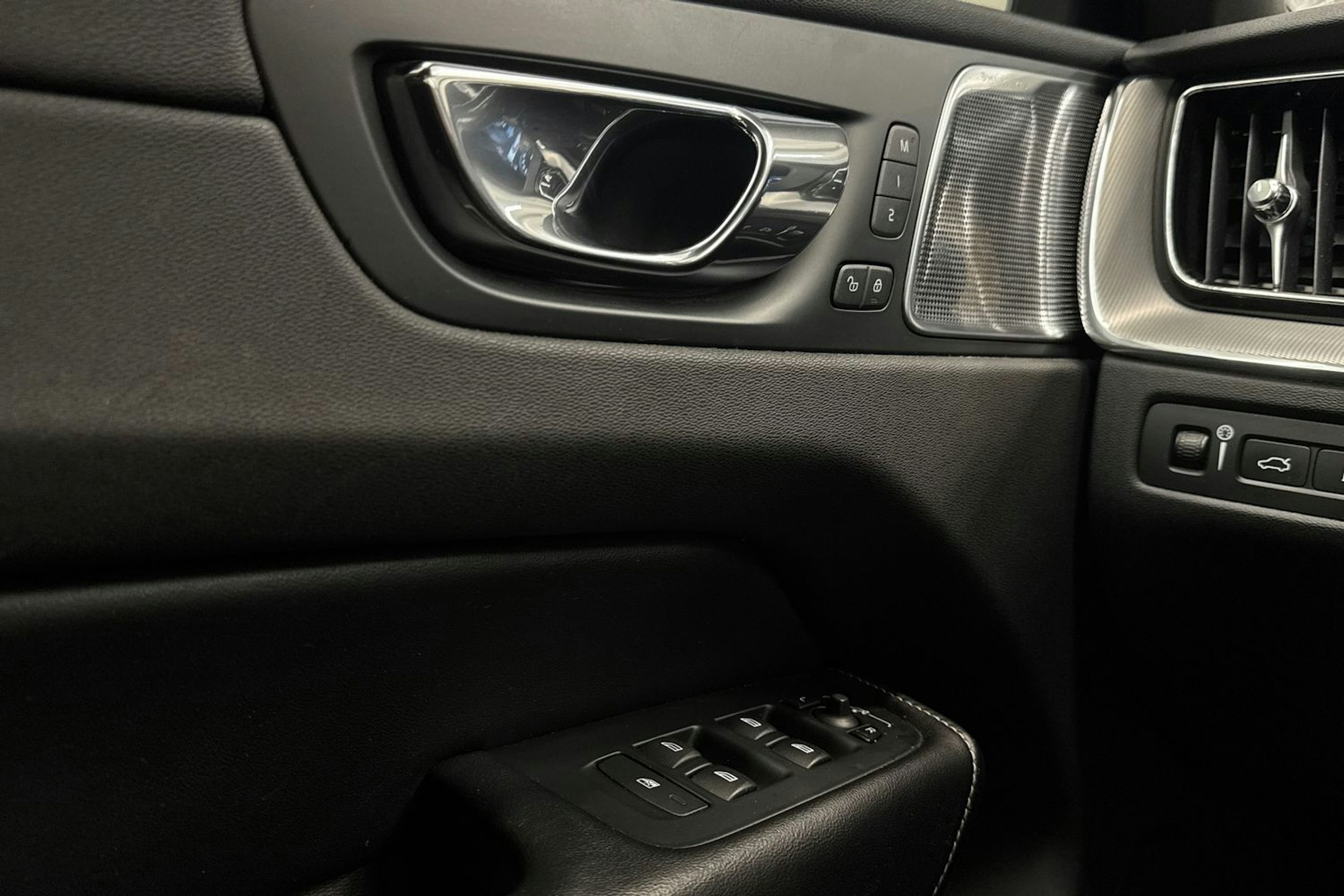 musta Volvo XC60 2018 kuva 19.