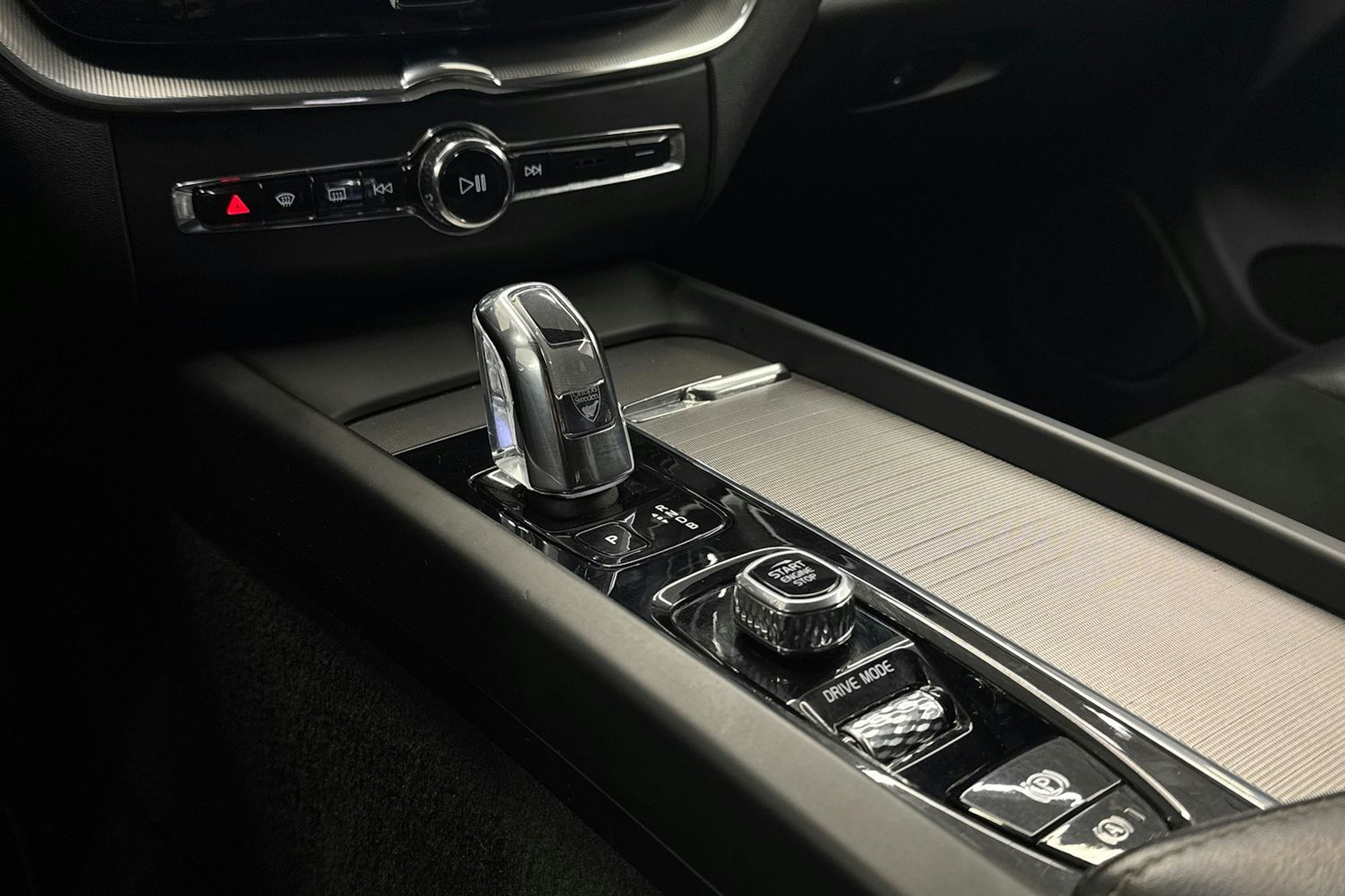 musta Volvo XC60 2018 kuva 21.