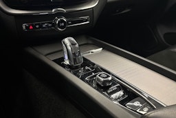 musta Volvo XC60 2018 kuva 21.