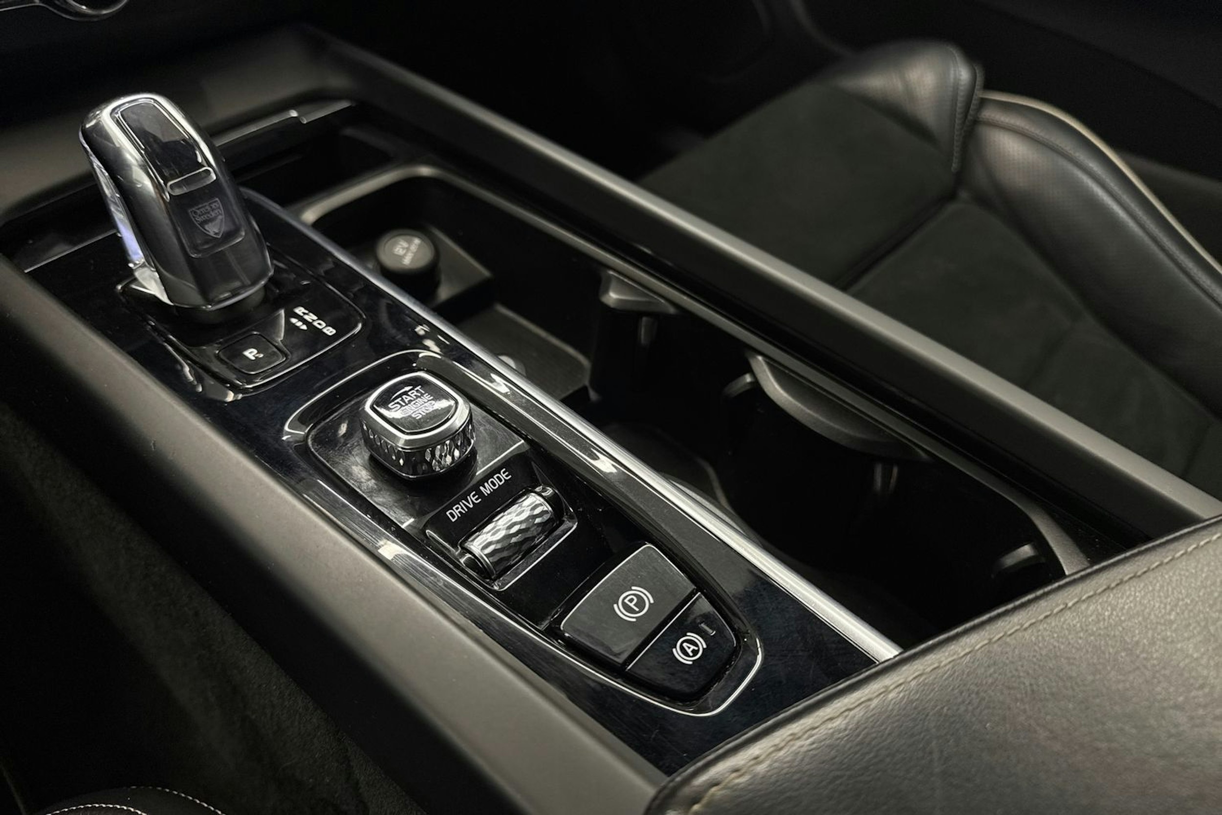 musta Volvo XC60 2018 kuva 22.