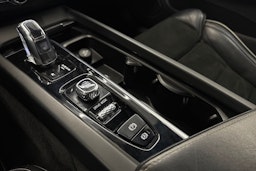 musta Volvo XC60 2018 kuva 22.