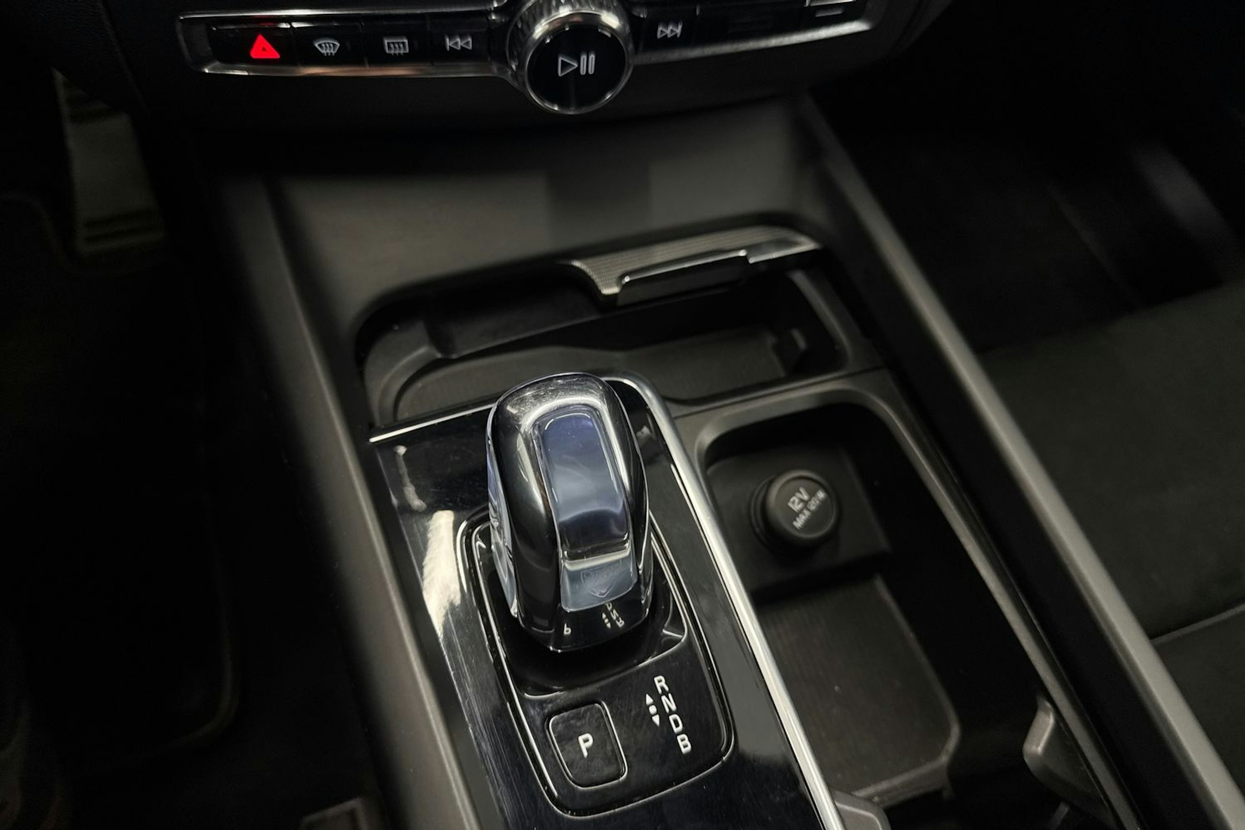 musta Volvo XC60 2018 kuva 23.