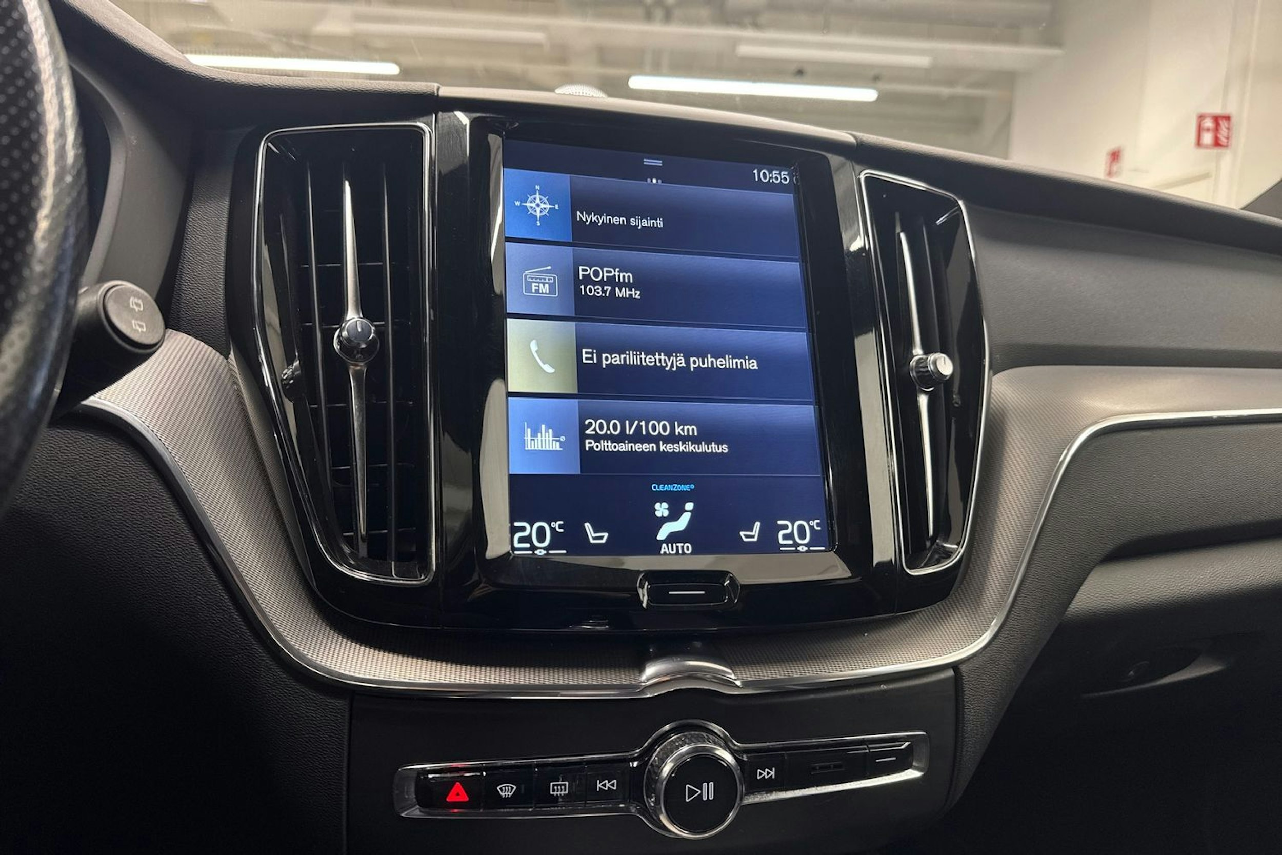 musta Volvo XC60 2018 kuva 24.