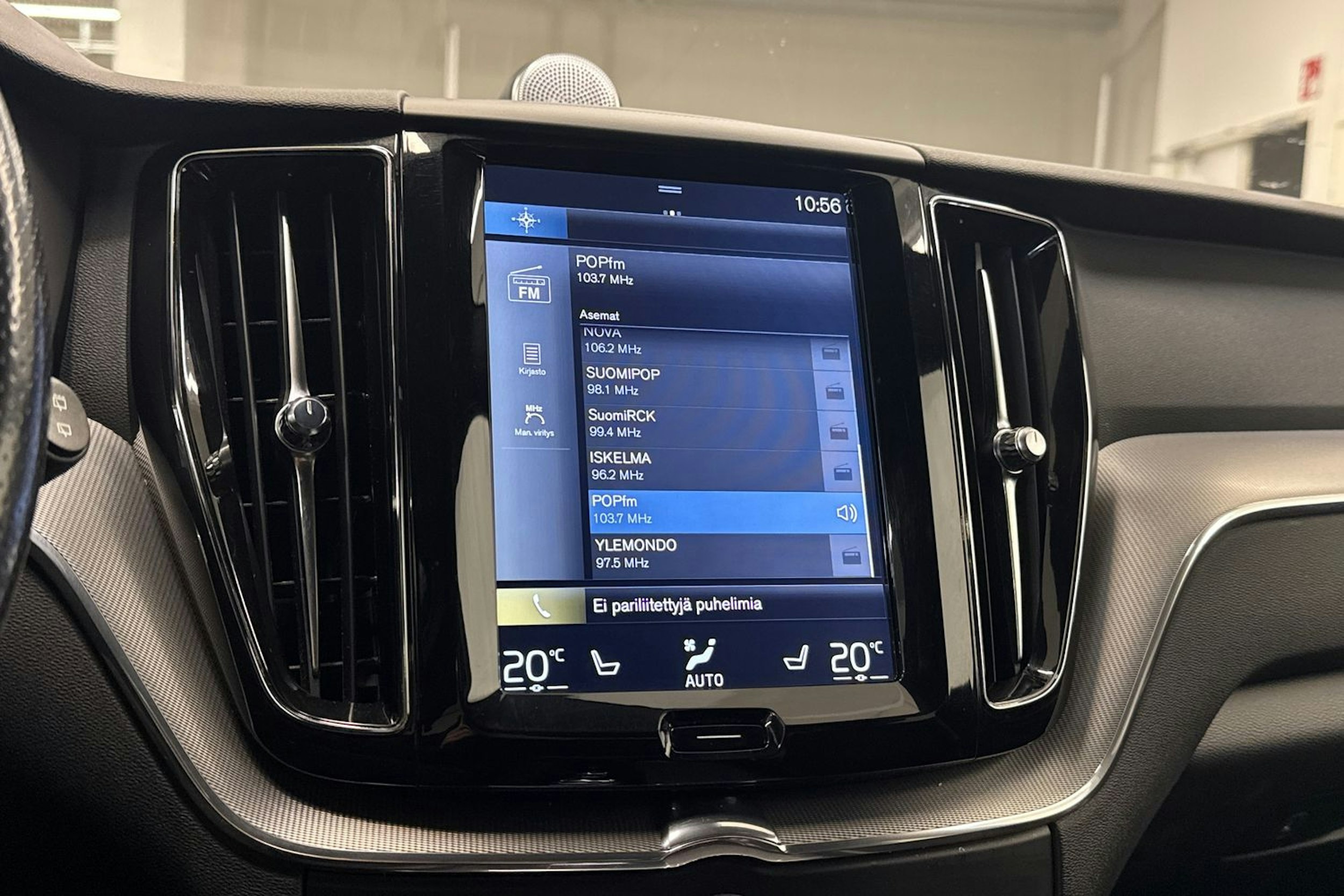 musta Volvo XC60 2018 kuva 26.