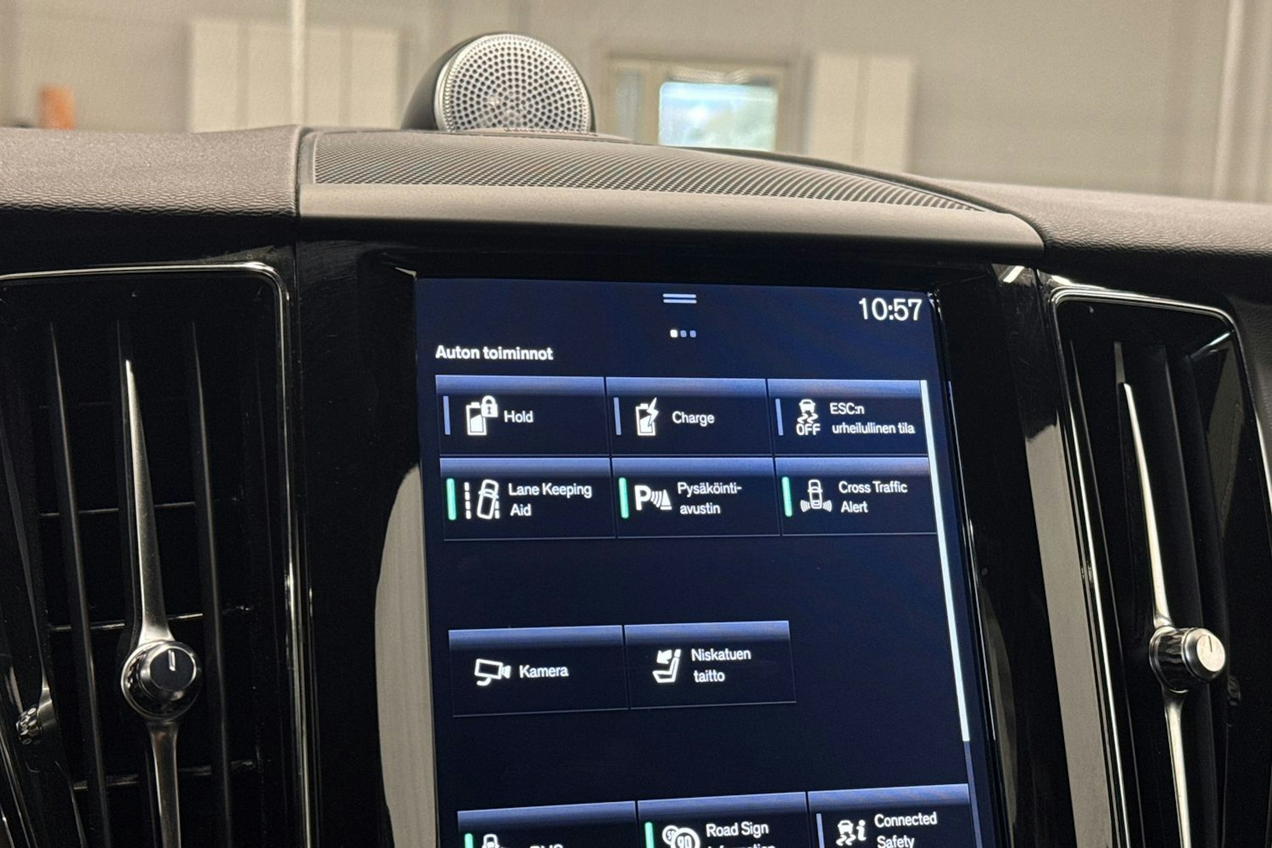 musta Volvo XC60 2018 kuva 30.