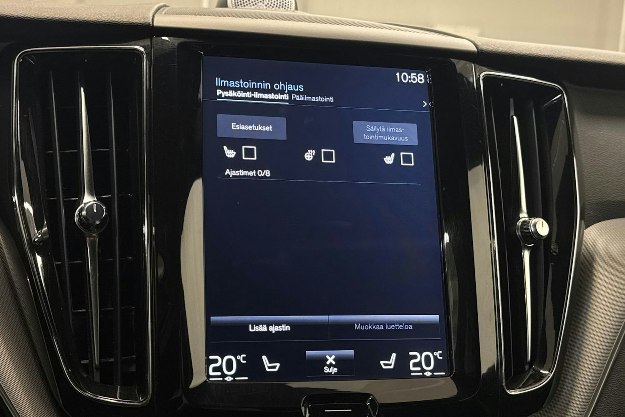musta Volvo XC60 2018 kuva 33.