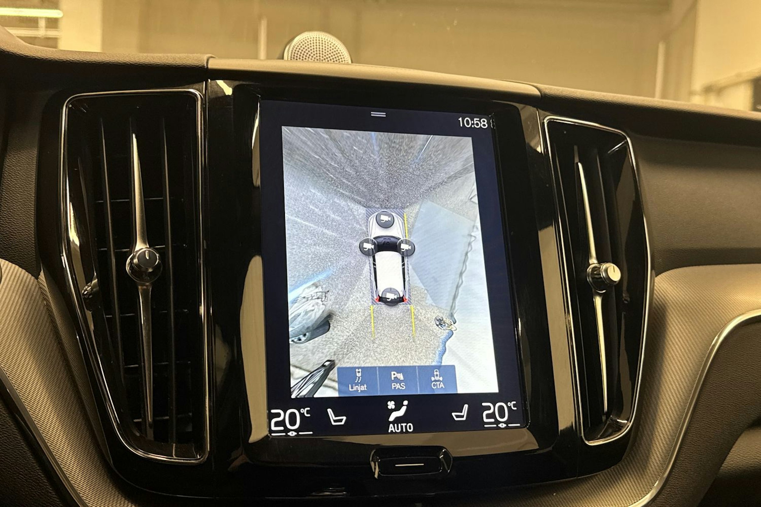 musta Volvo XC60 2018 kuva 35.