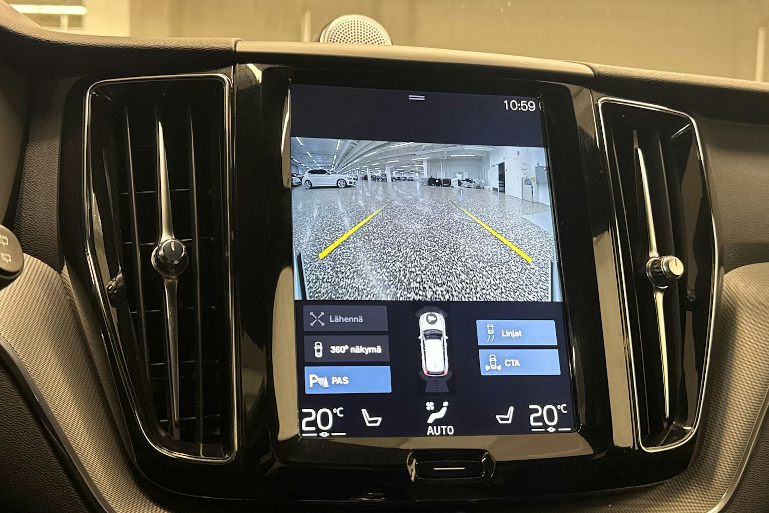 musta Volvo XC60 2018 kuva 37.