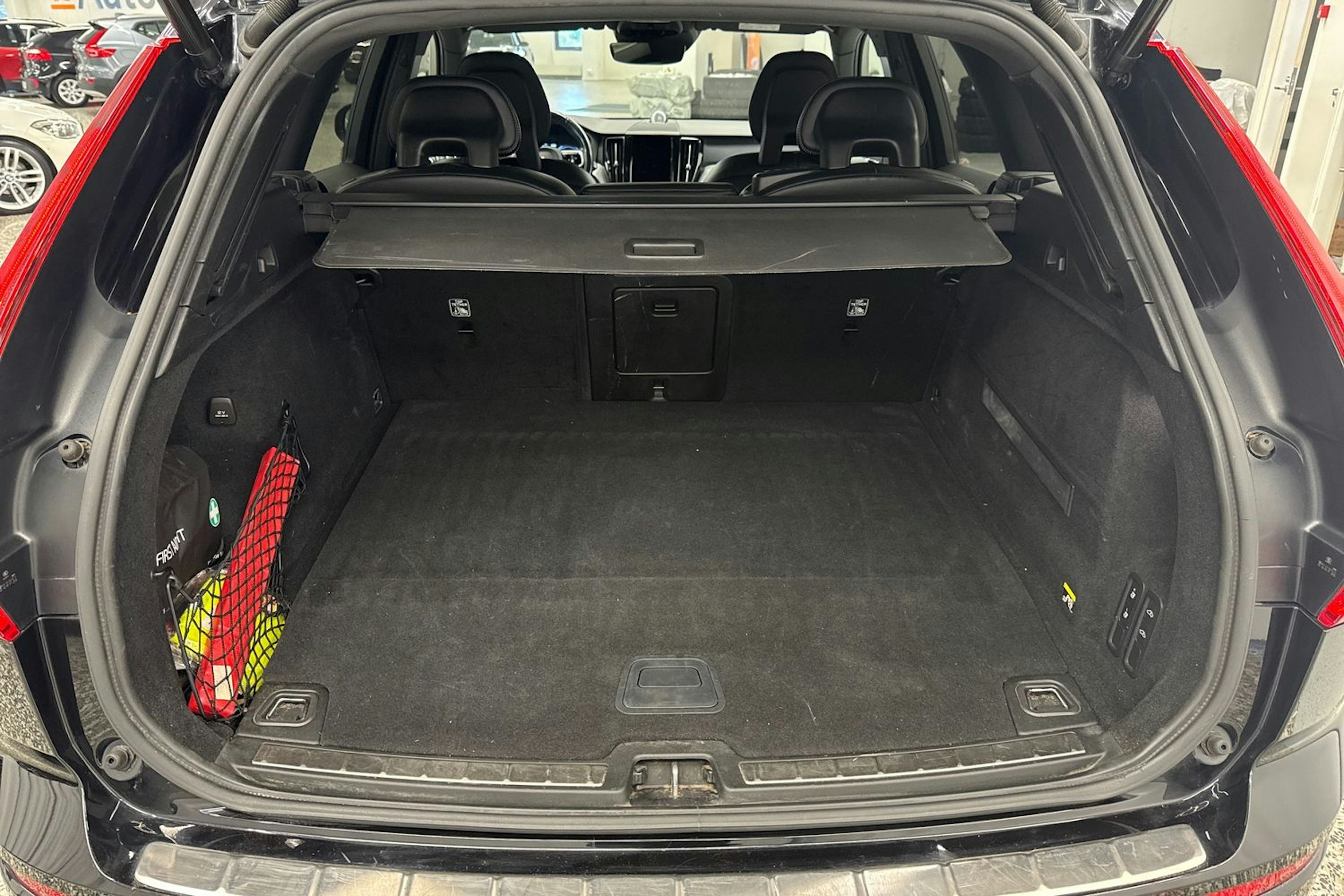 musta Volvo XC60 2018 kuva 38.