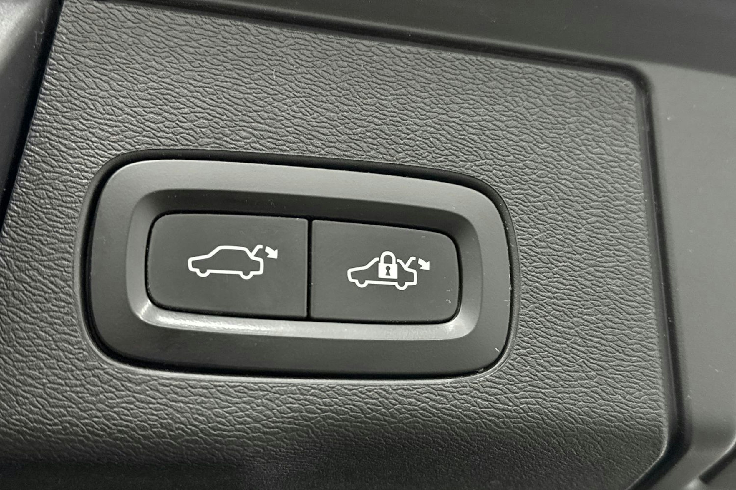 musta Volvo XC60 2018 kuva 39.