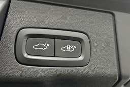 musta Volvo XC60 2018 kuva 39.