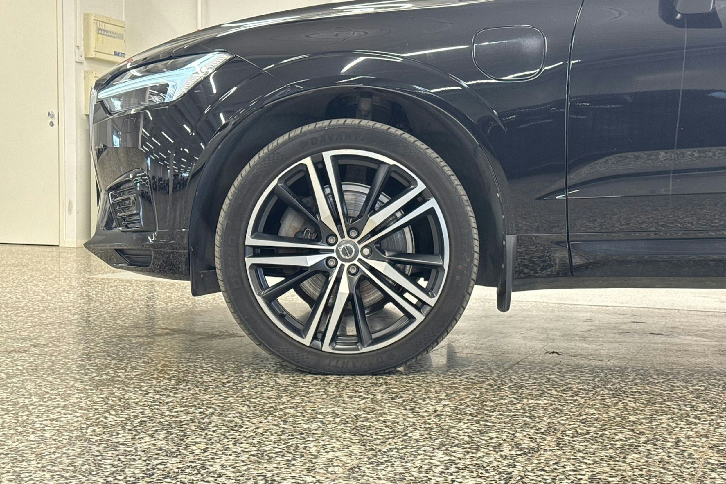musta Volvo XC60 2018 kuva 40.