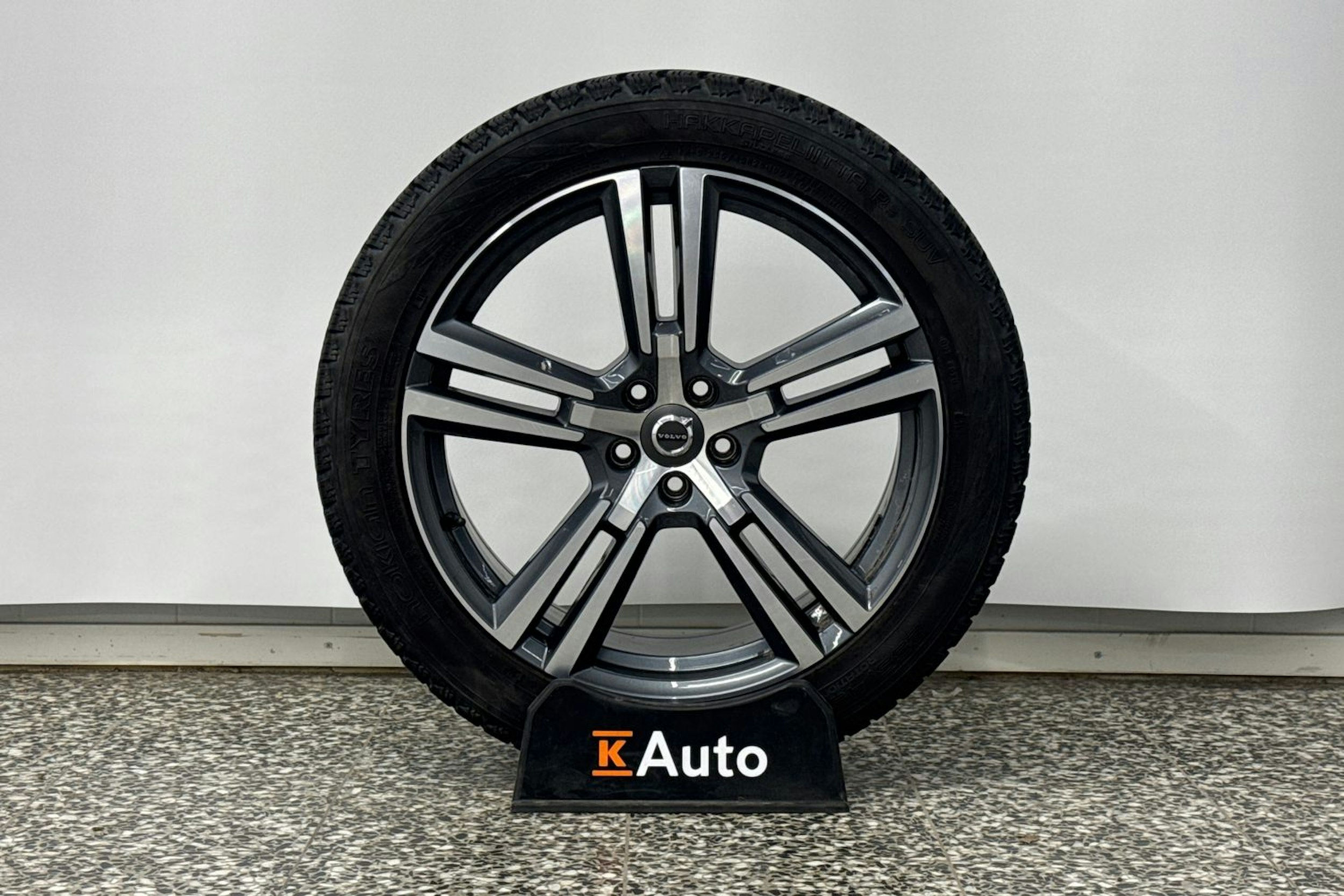 musta Volvo XC60 2018 kuva 42.
