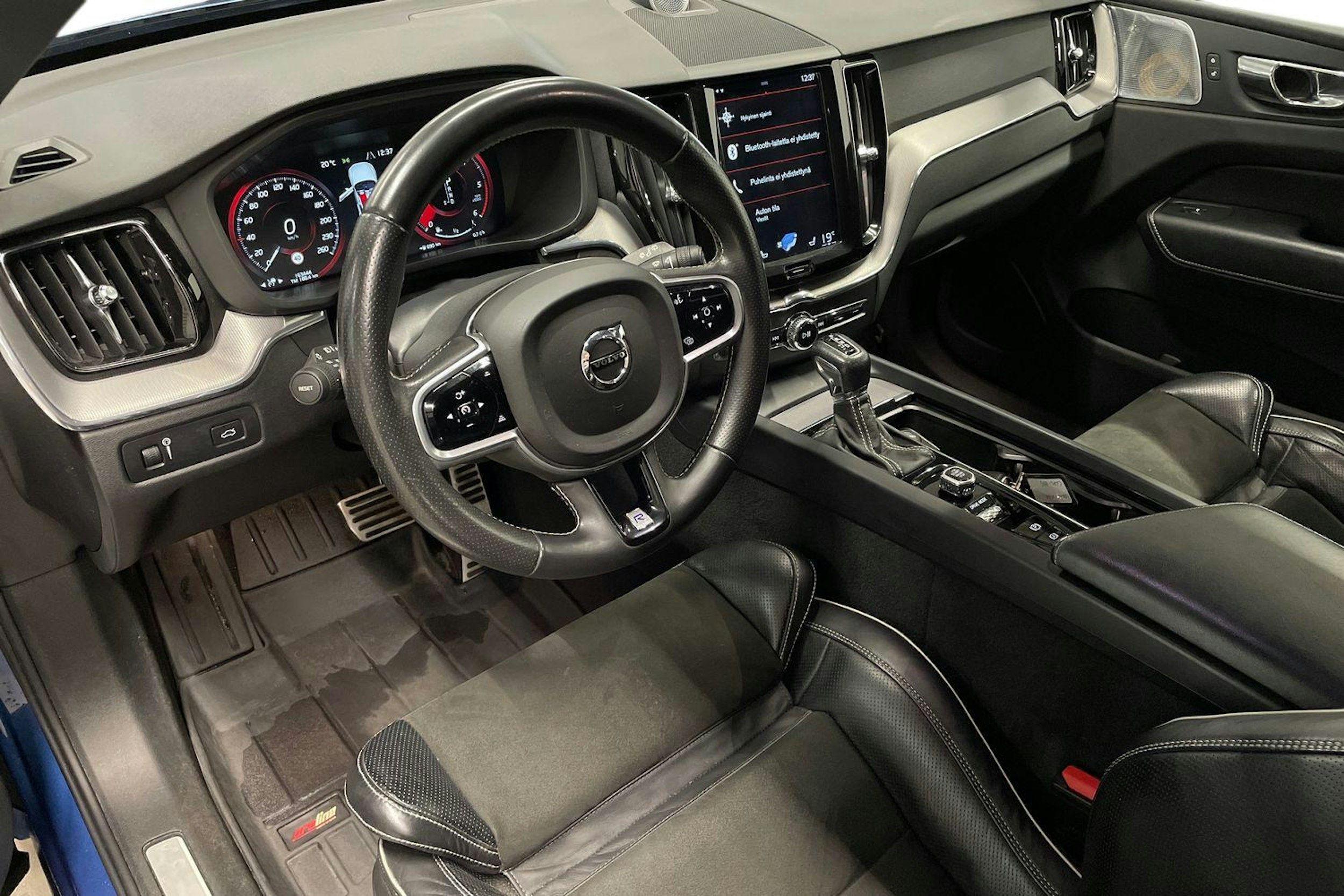 sininen Volvo XC60 2018 kuva 7.