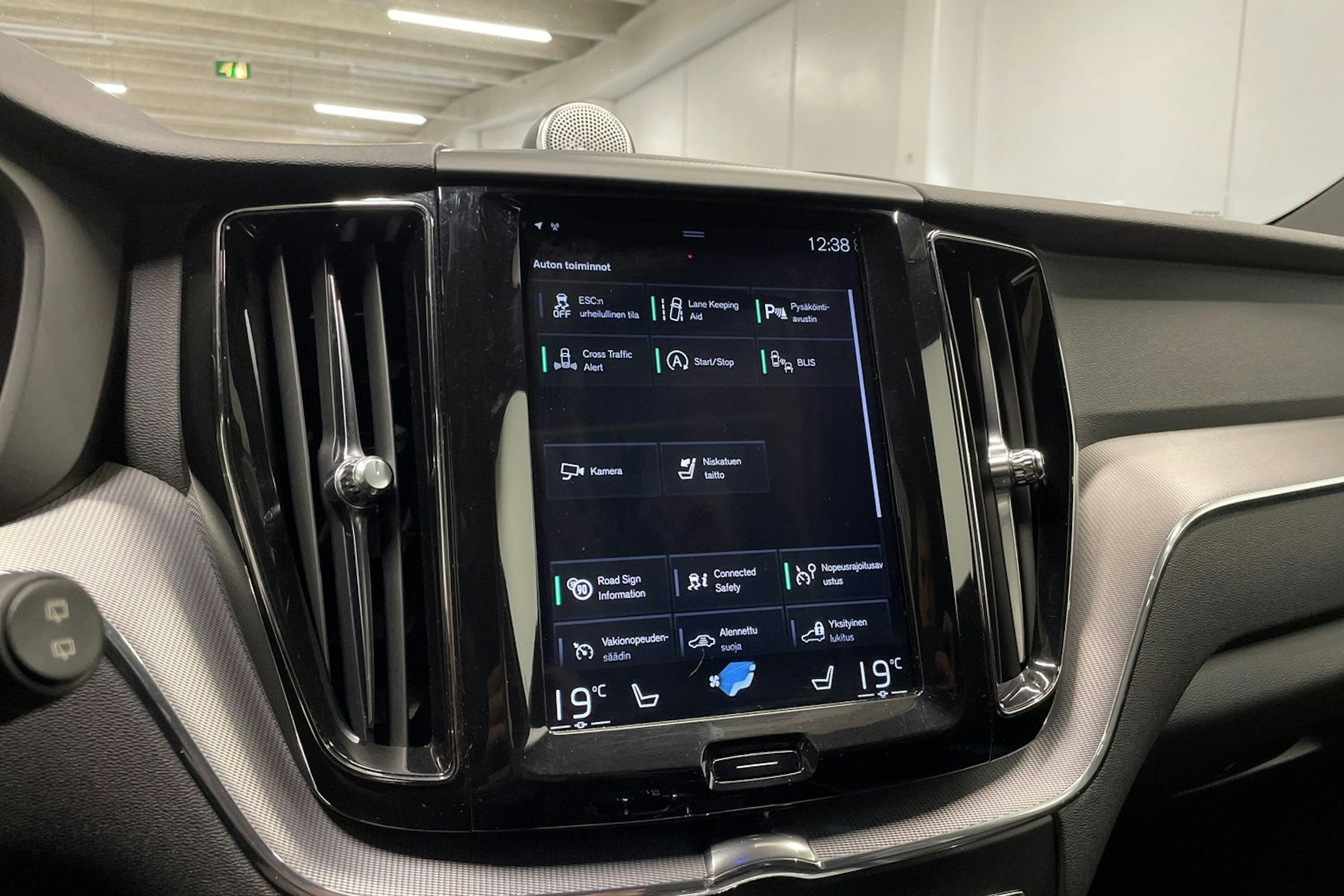sininen Volvo XC60 2018 kuva 16.