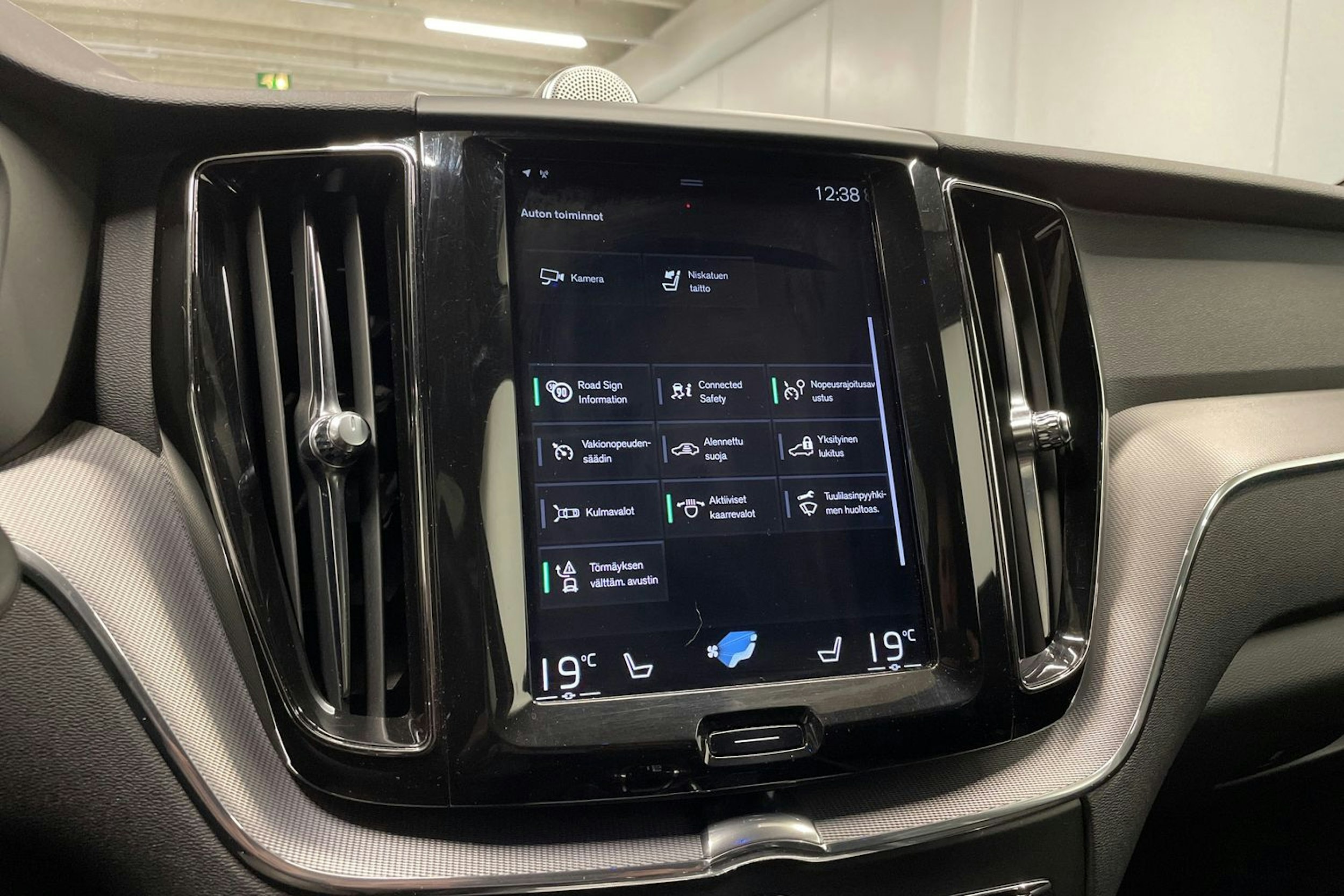 sininen Volvo XC60 2018 kuva 17.