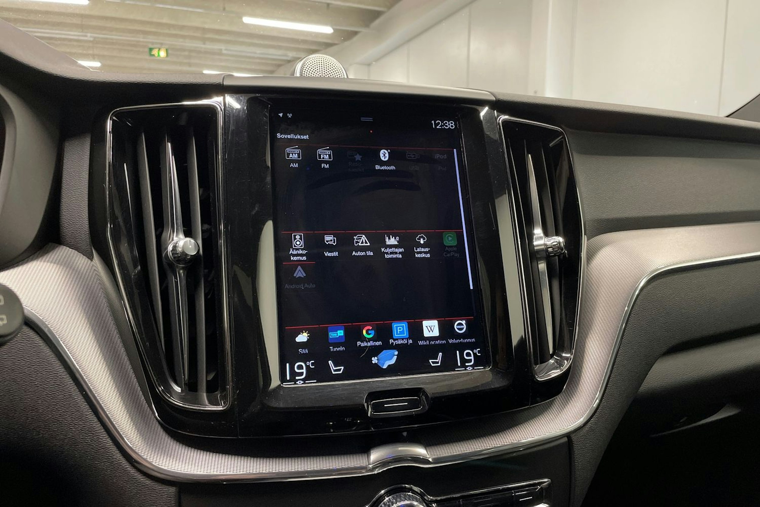 sininen Volvo XC60 2018 kuva 19.