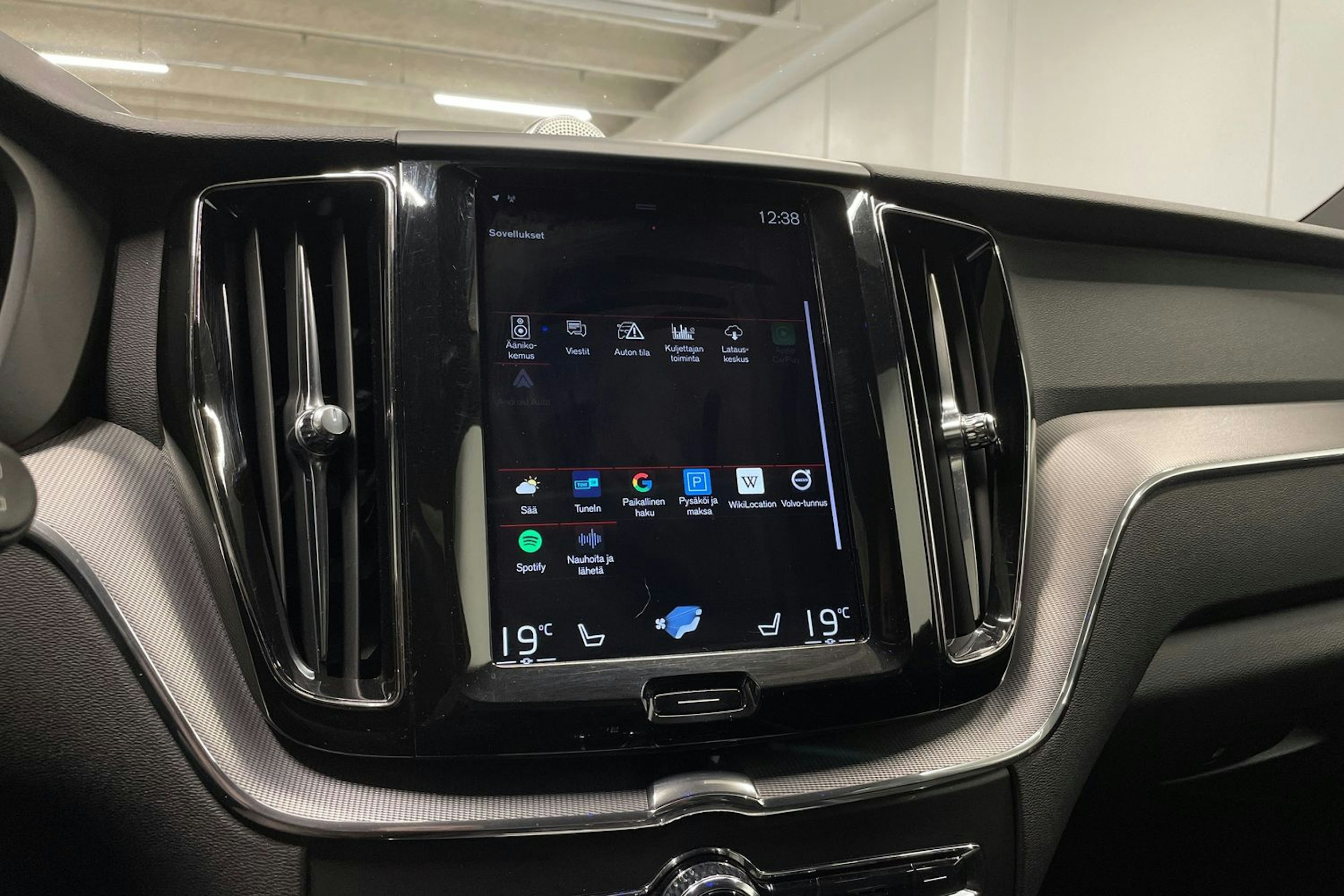 sininen Volvo XC60 2018 kuva 20.