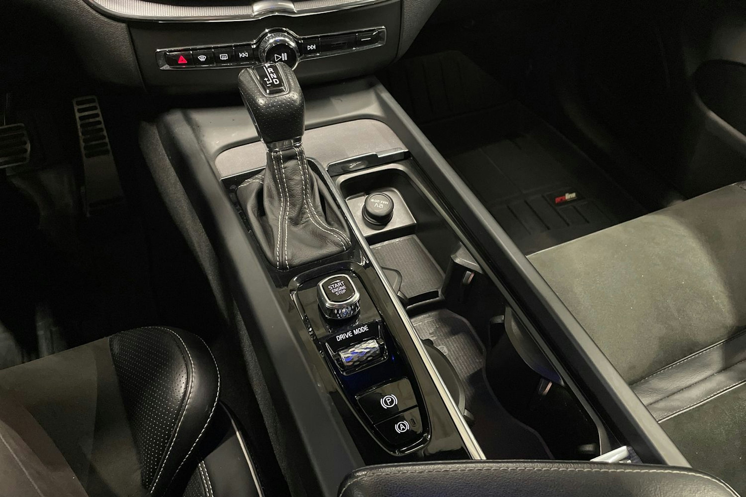 sininen Volvo XC60 2018 kuva 23.