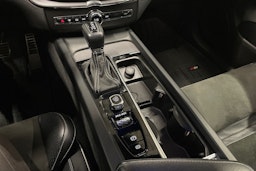 sininen Volvo XC60 2018 kuva 23.