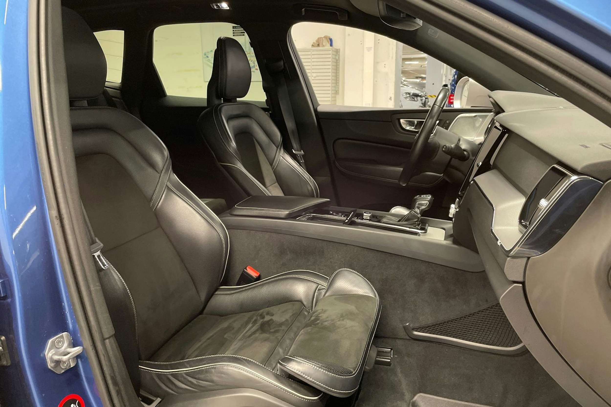 sininen Volvo XC60 2018 kuva 28.