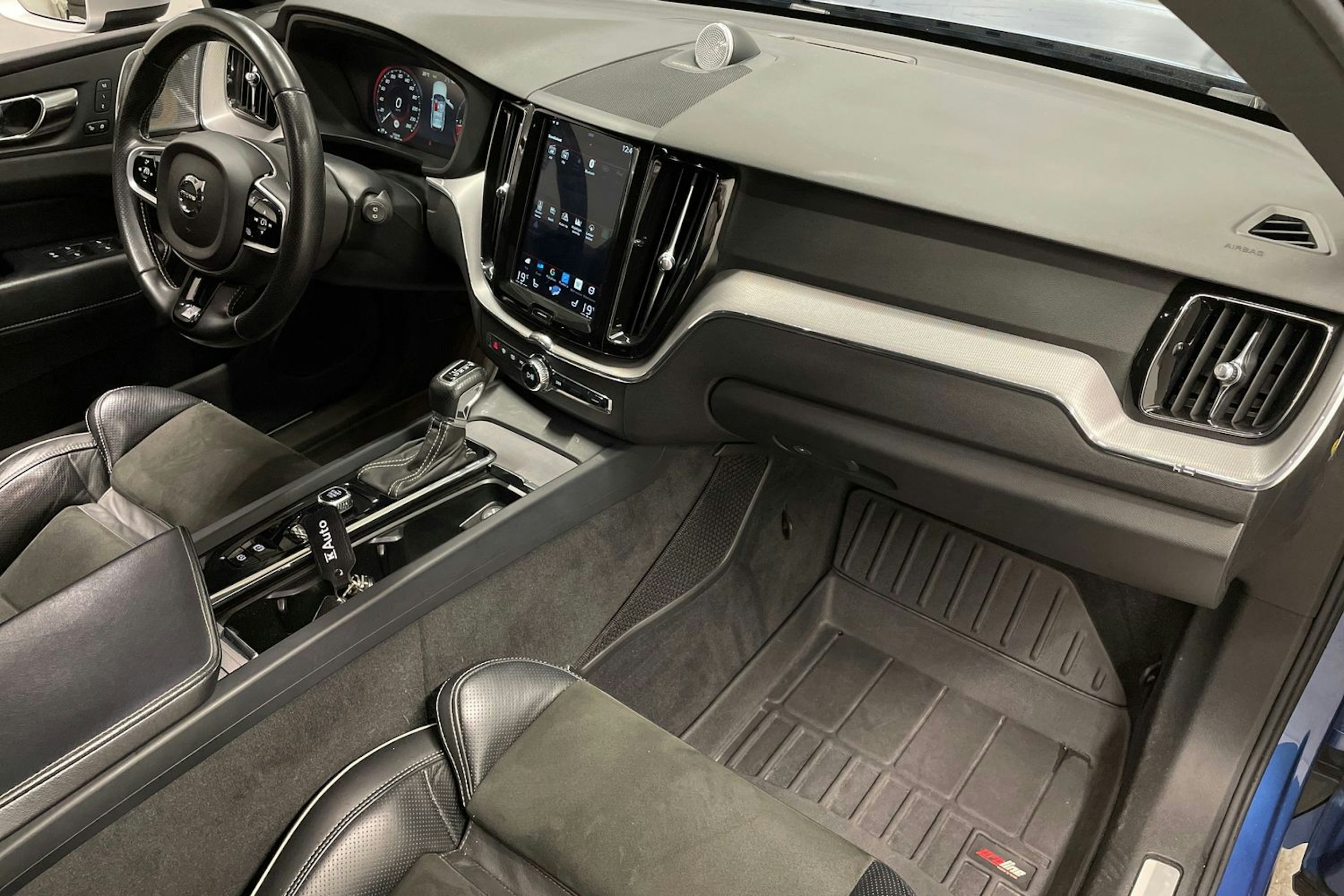 sininen Volvo XC60 2018 kuva 29.