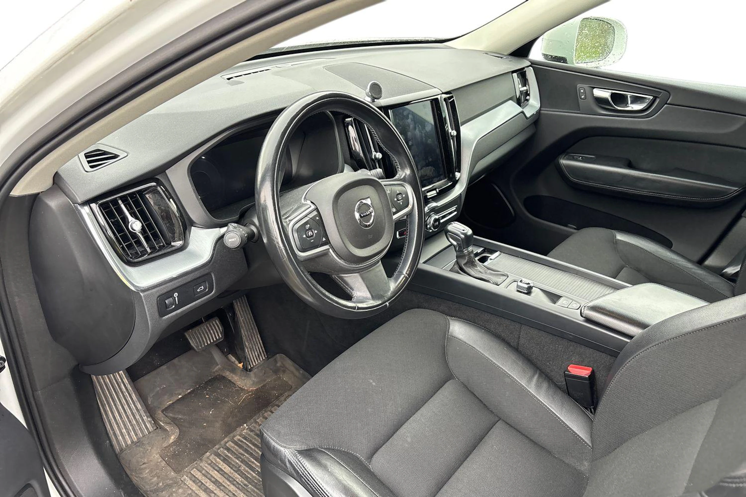 valkoinen Volvo XC60 2018 kuva 3.