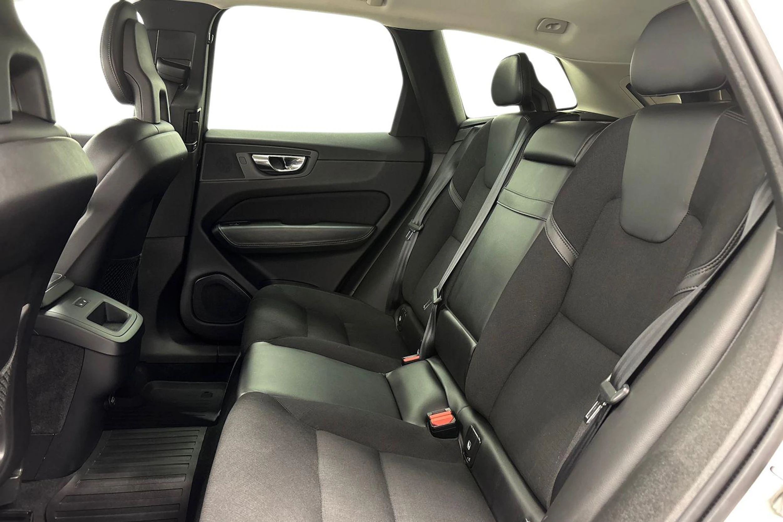 valkoinen Volvo XC60 2018 kuva 8.