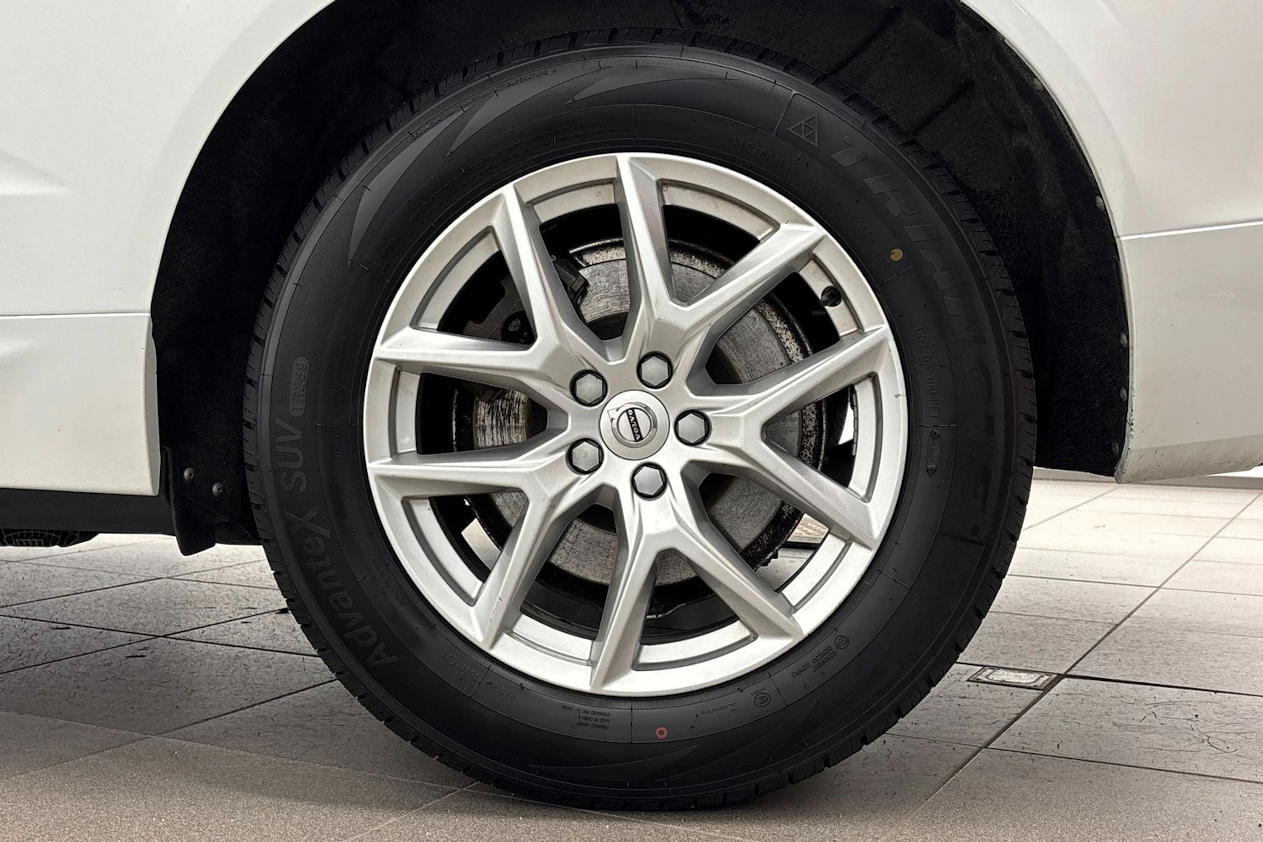 valkoinen Volvo XC60 2018 kuva 10.