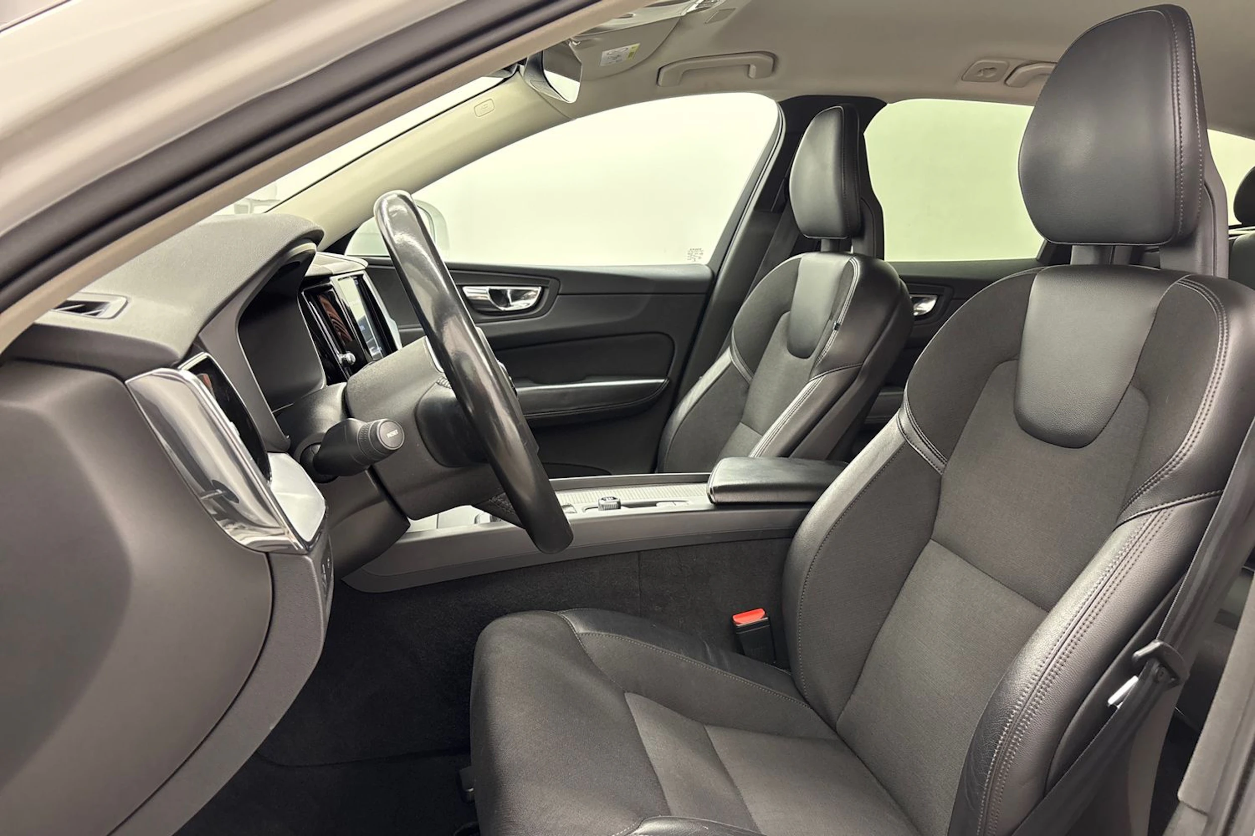 valkoinen Volvo XC60 2018 kuva 11.