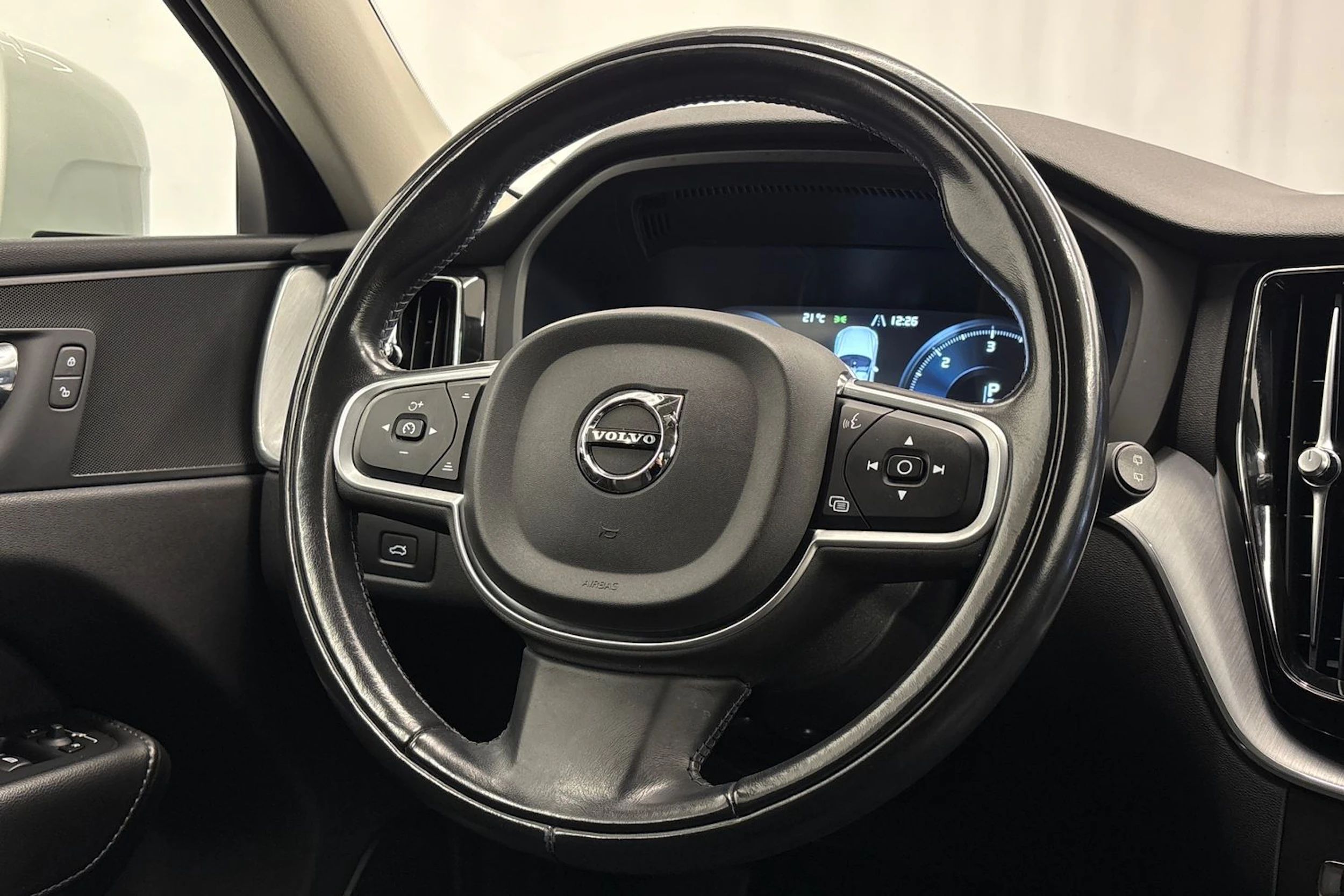 valkoinen Volvo XC60 2018 kuva 13.