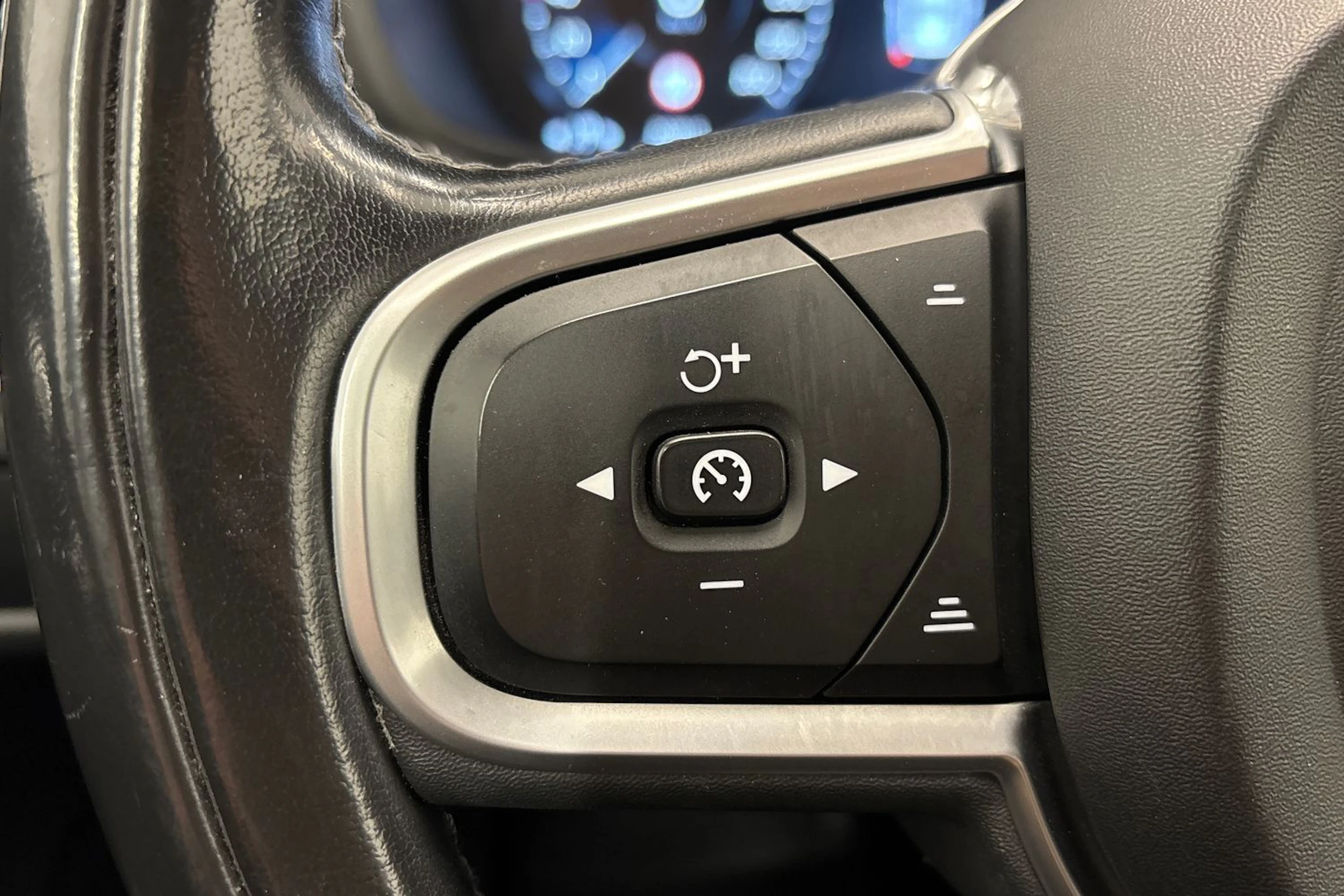 valkoinen Volvo XC60 2018 kuva 14.