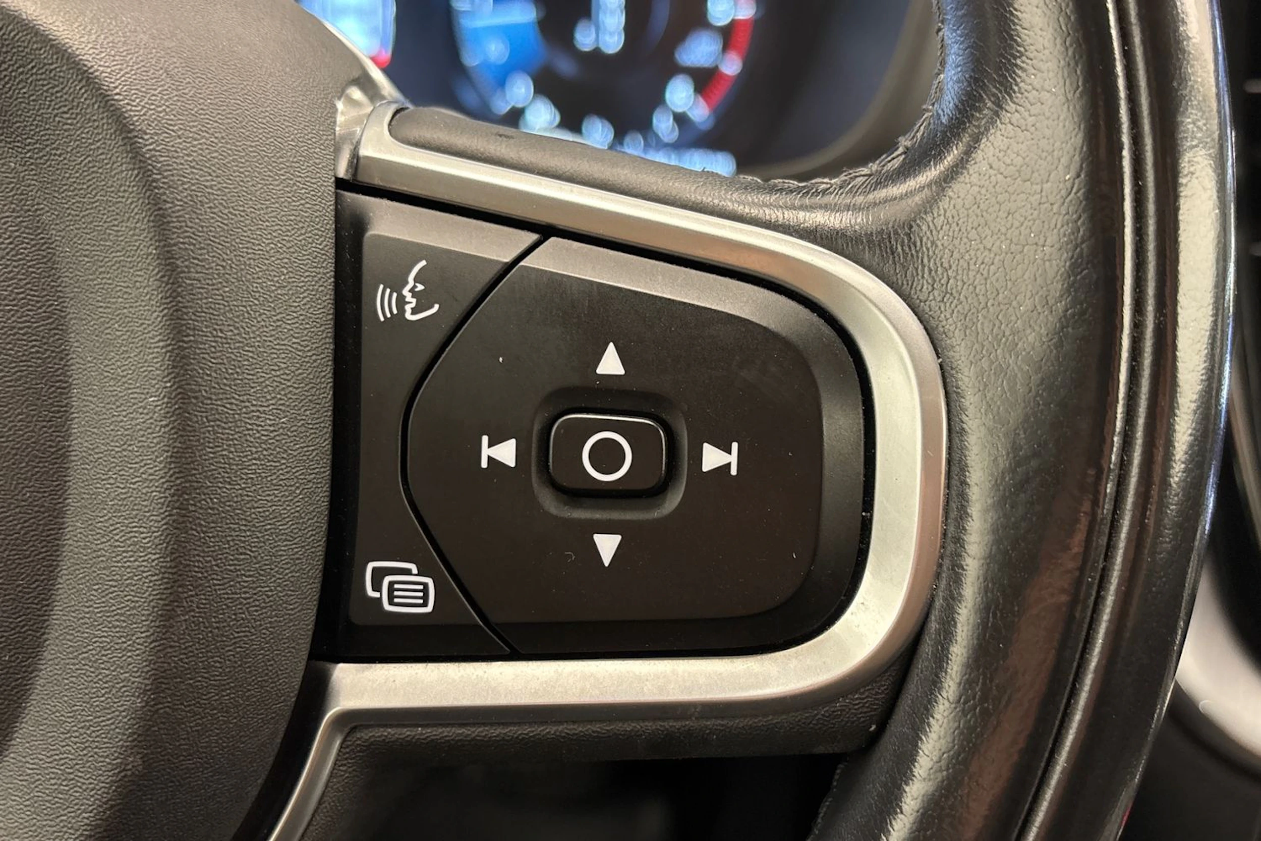 valkoinen Volvo XC60 2018 kuva 15.