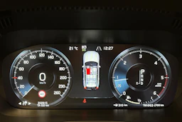 valkoinen Volvo XC60 2018 kuva 16.