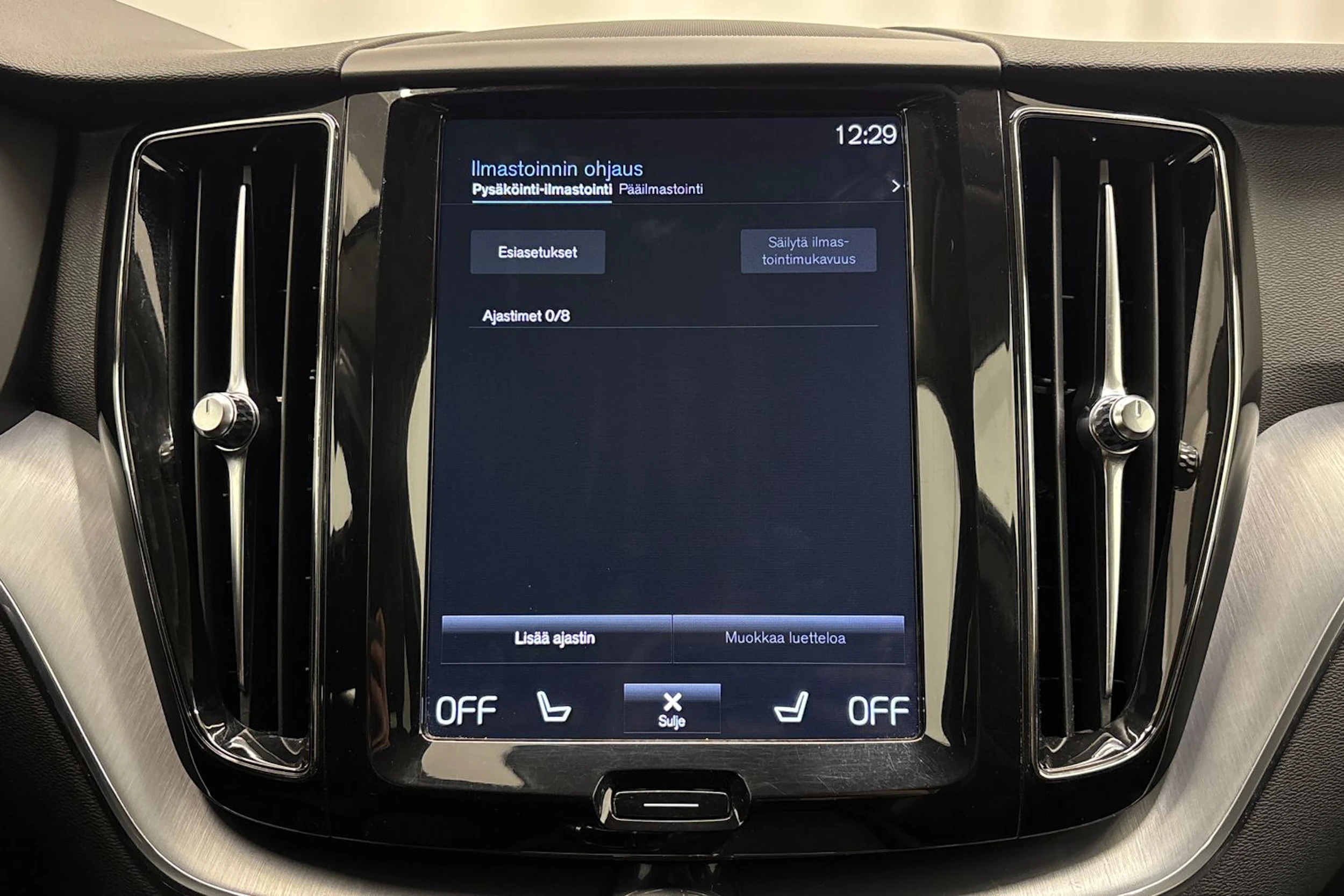 valkoinen Volvo XC60 2018 kuva 17.