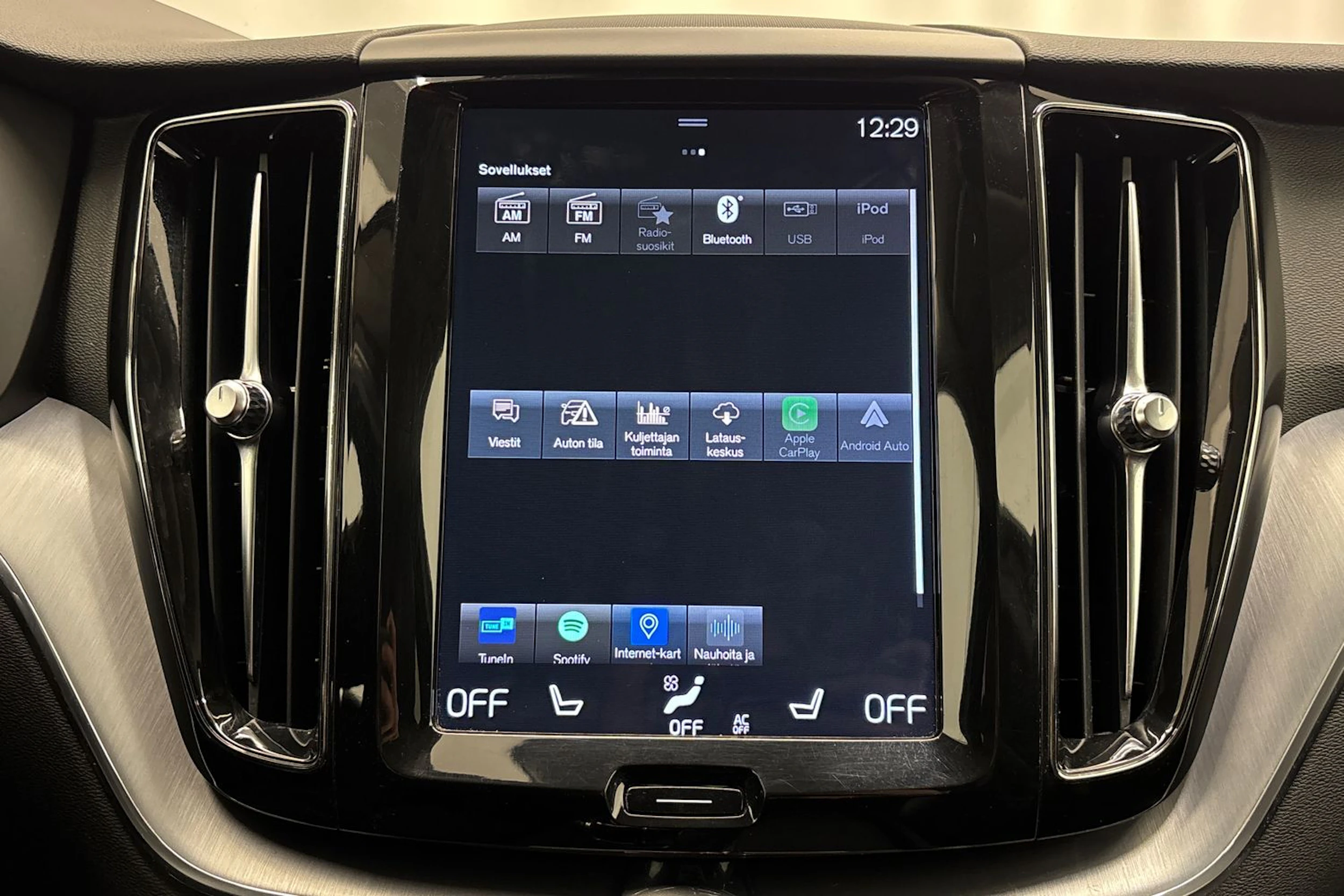 valkoinen Volvo XC60 2018 kuva 18.