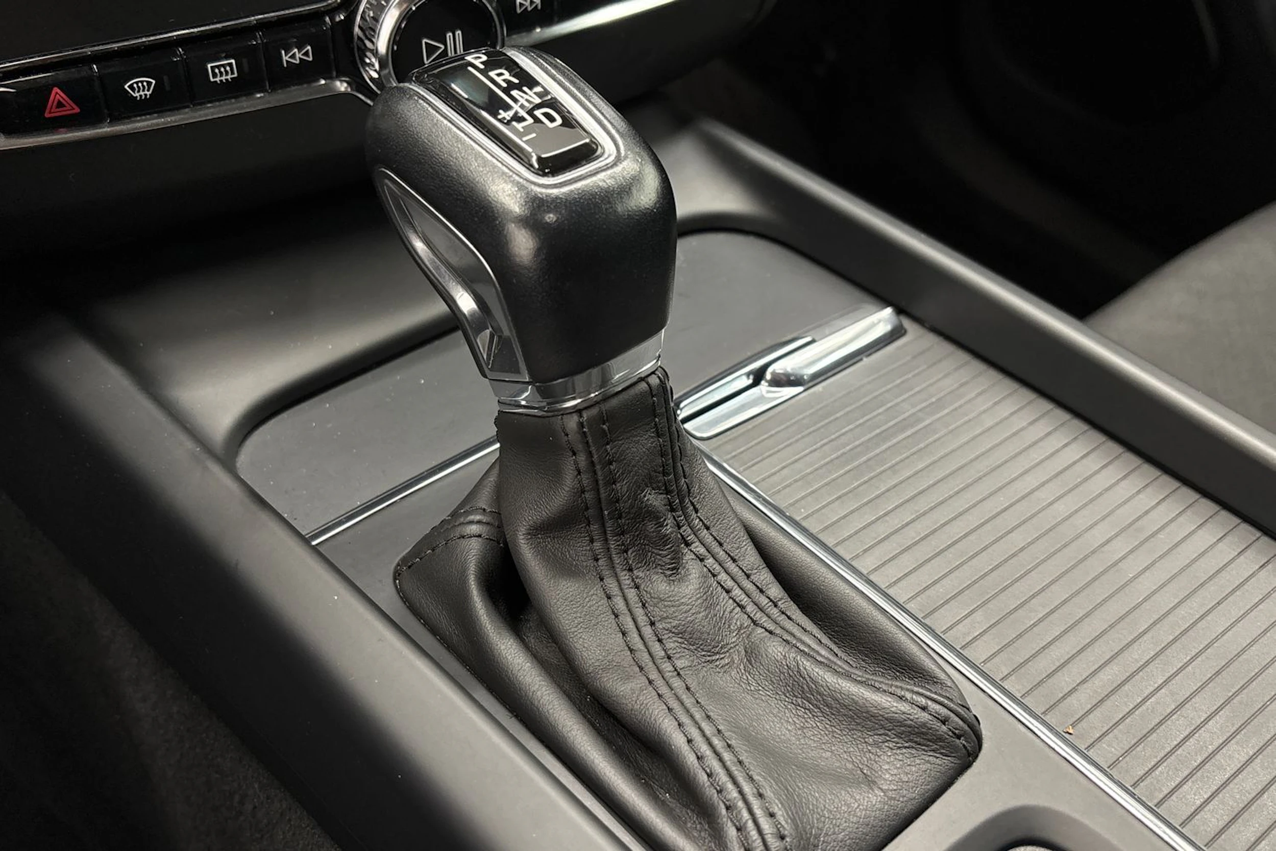 valkoinen Volvo XC60 2018 kuva 20.