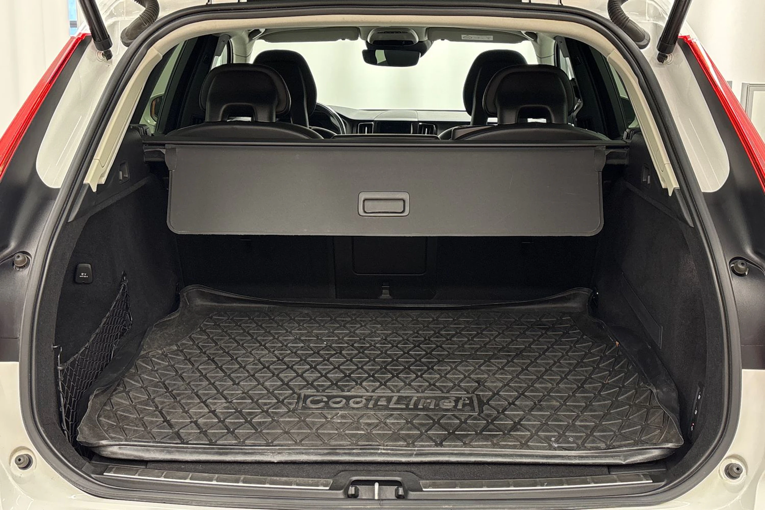 valkoinen Volvo XC60 2018 kuva 21.
