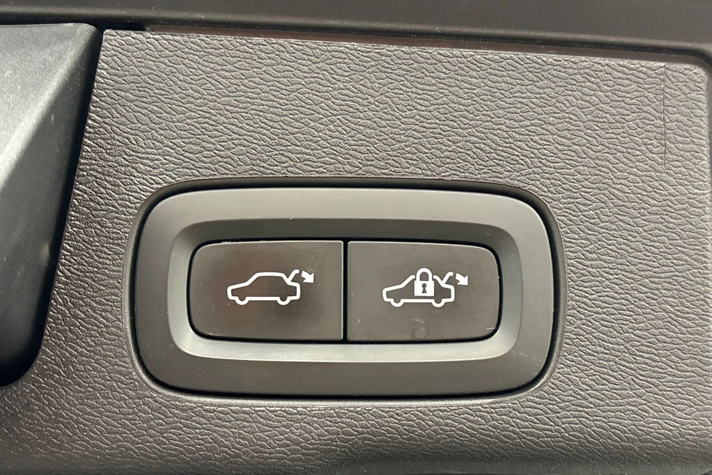 valkoinen Volvo XC60 2018 kuva 22.