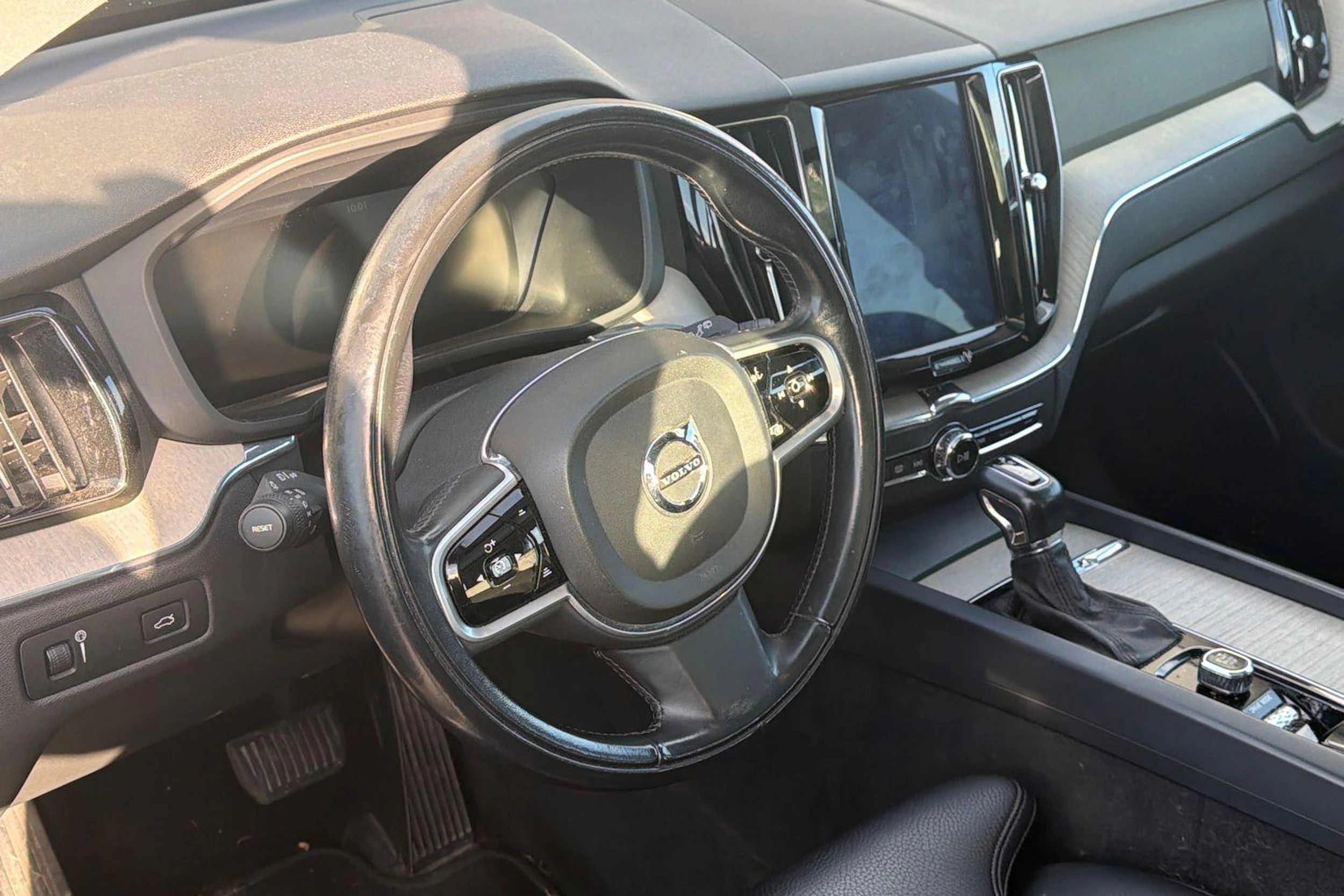 harmaa Volvo XC60 2018 kuva 3.