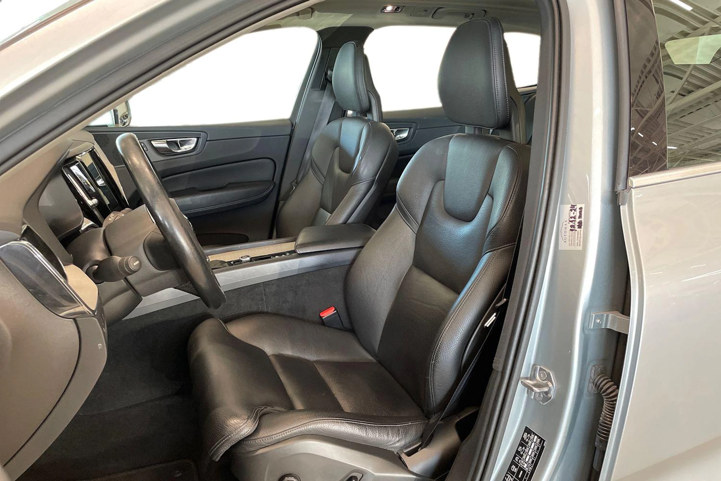 harmaa Volvo XC60 2018 kuva 6.