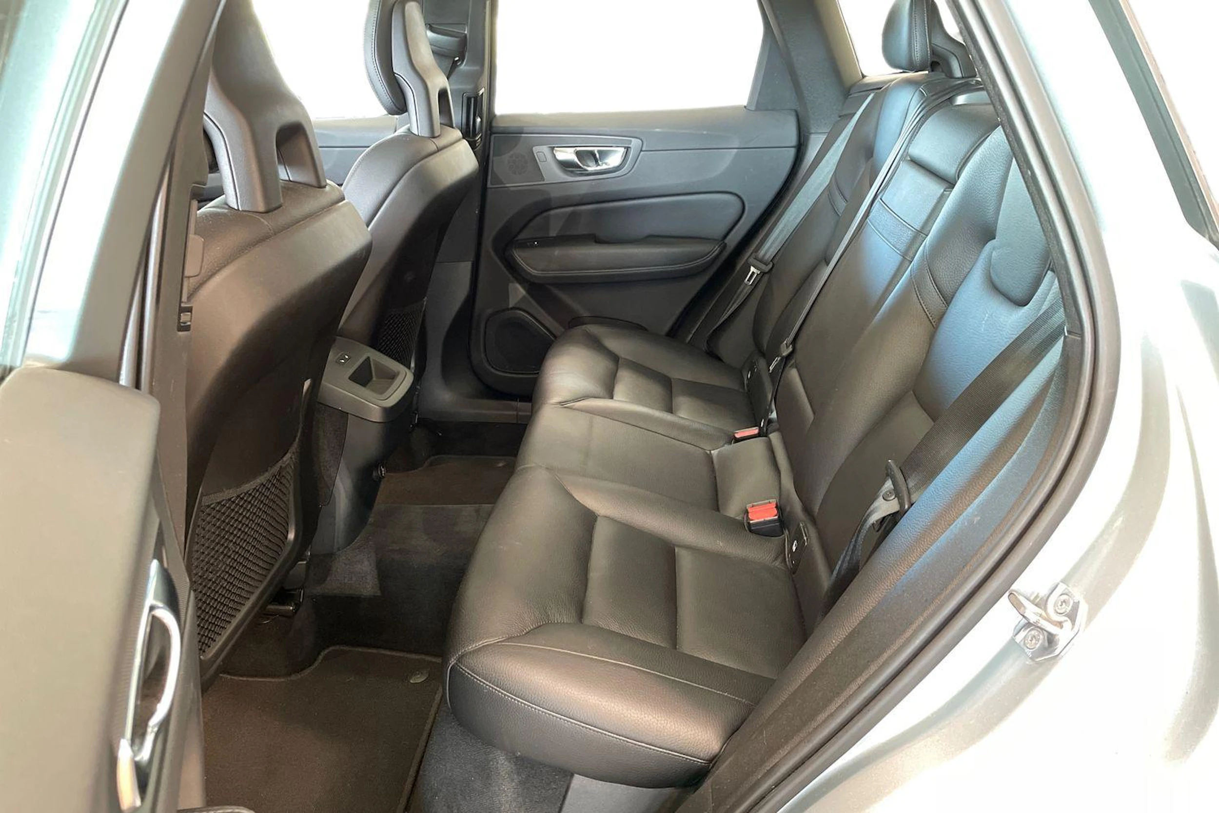 harmaa Volvo XC60 2018 kuva 8.