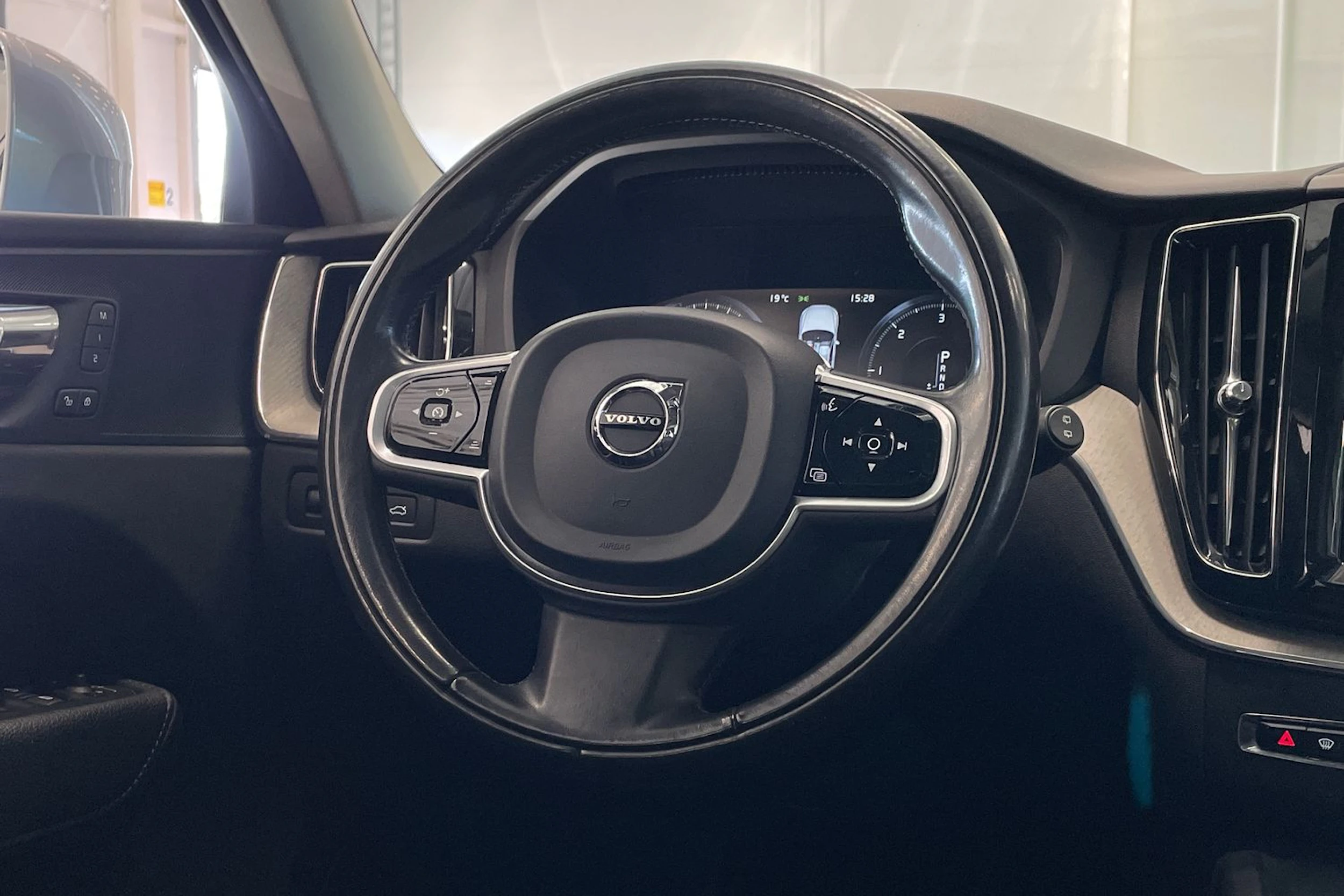 harmaa Volvo XC60 2018 kuva 13.