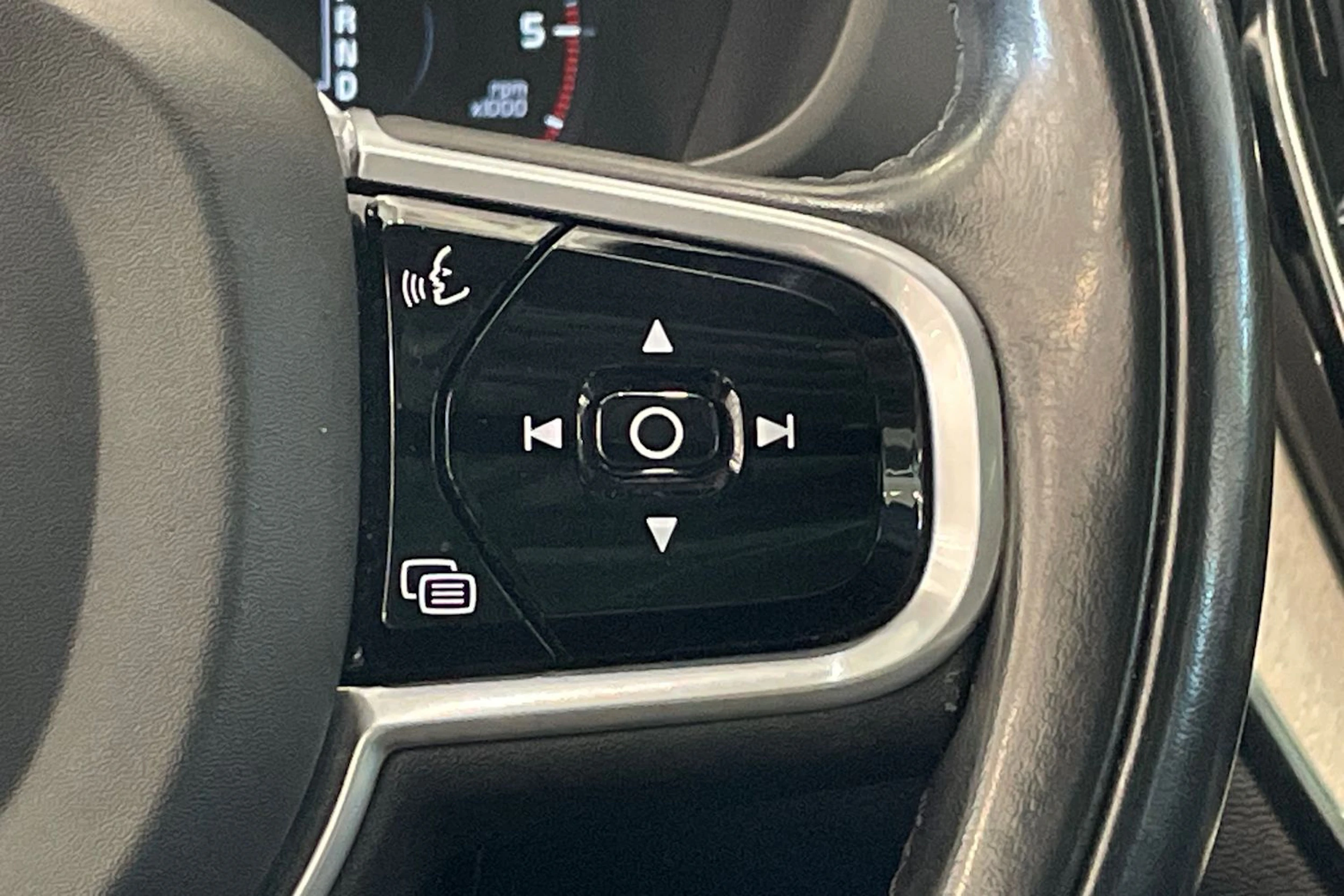 harmaa Volvo XC60 2018 kuva 14.