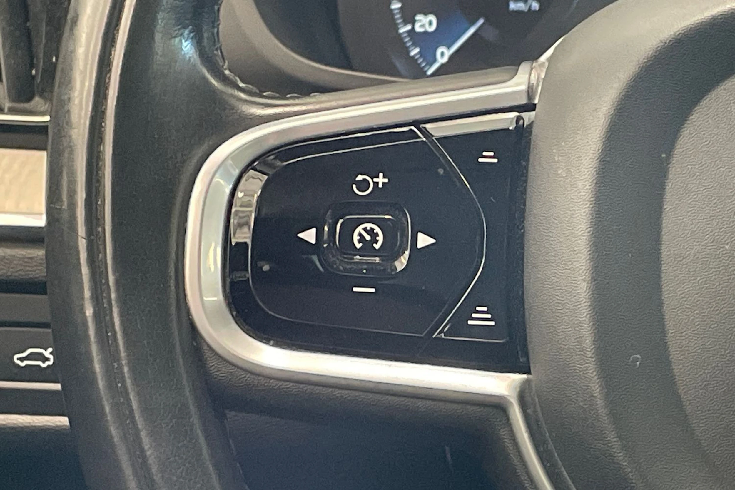 harmaa Volvo XC60 2018 kuva 15.