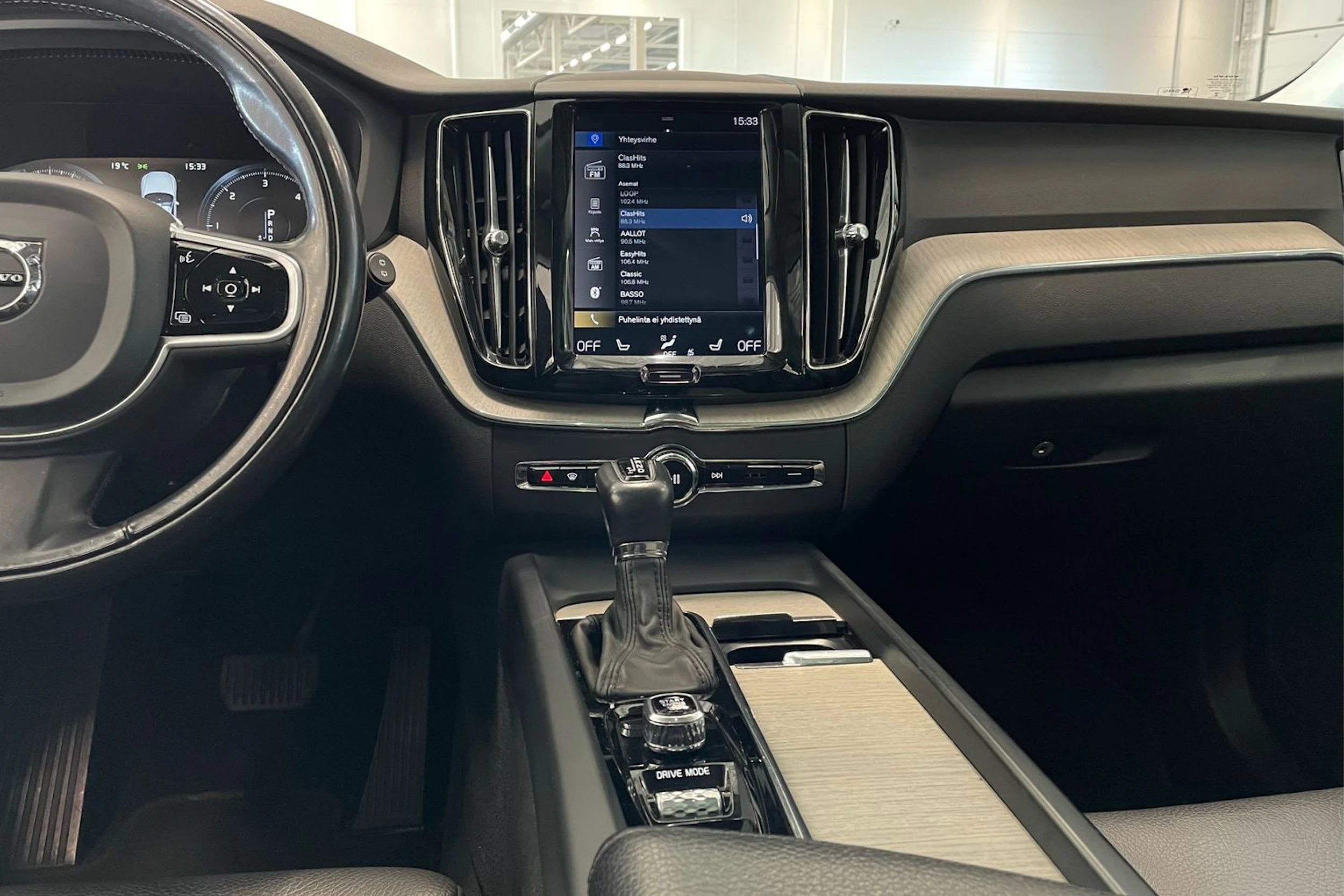 harmaa Volvo XC60 2018 kuva 18.