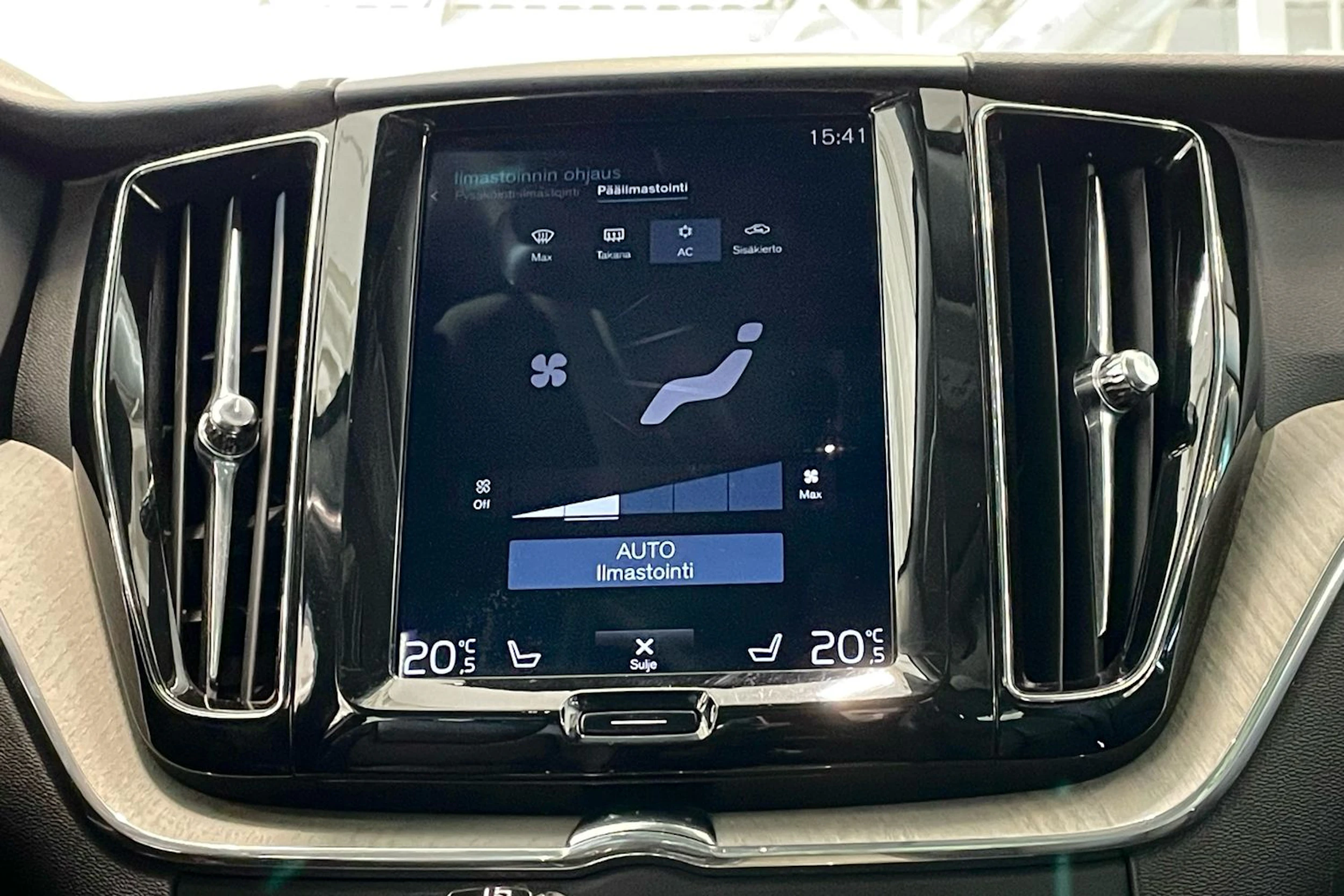 harmaa Volvo XC60 2018 kuva 19.