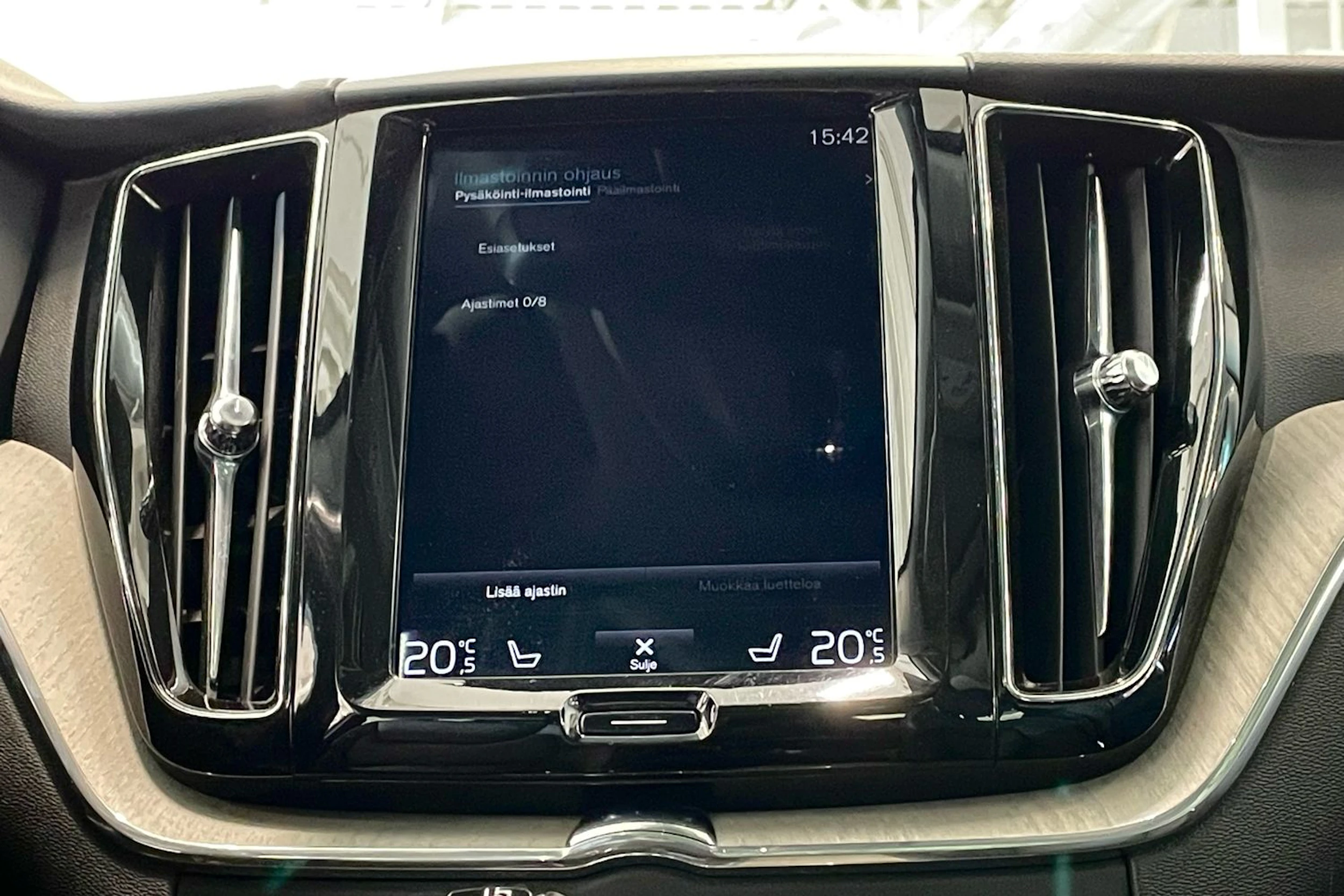 harmaa Volvo XC60 2018 kuva 20.