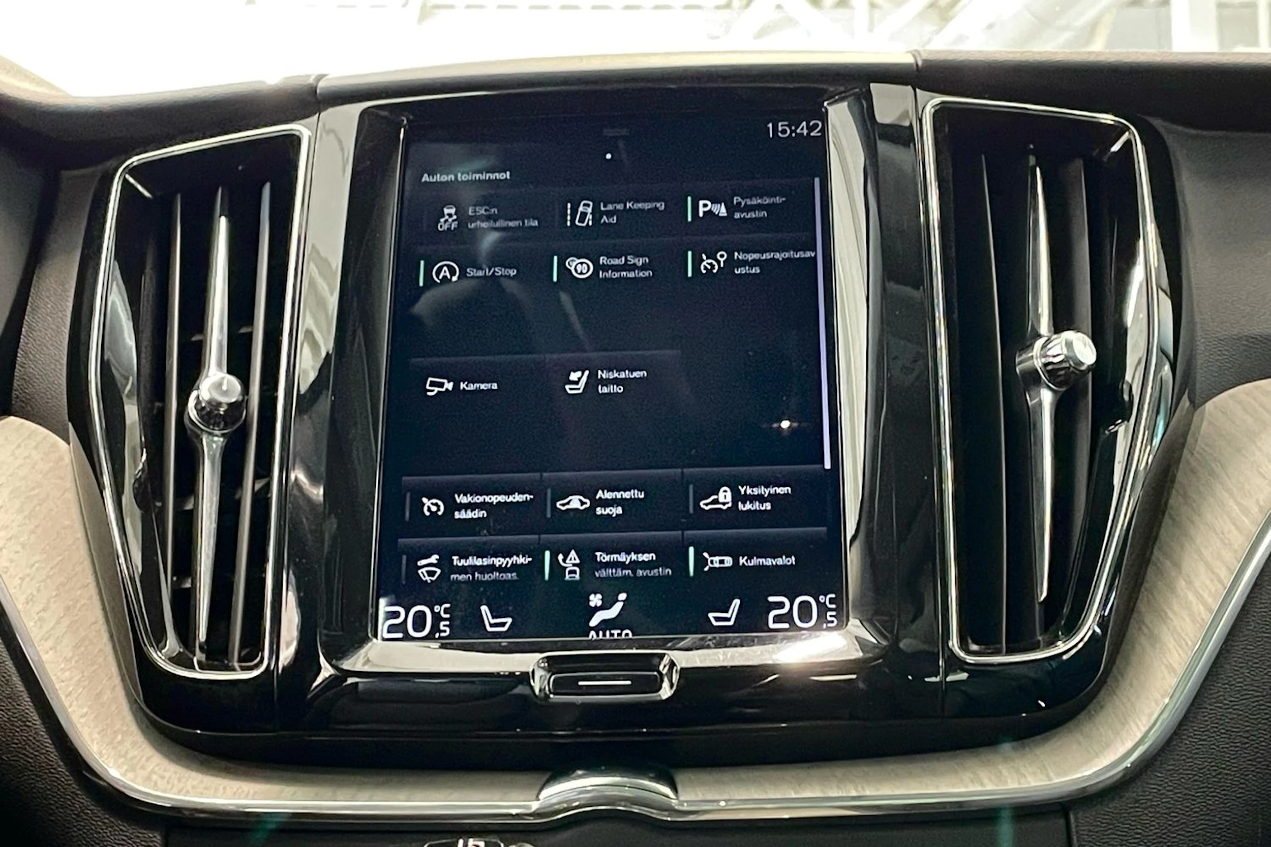 harmaa Volvo XC60 2018 kuva 21.