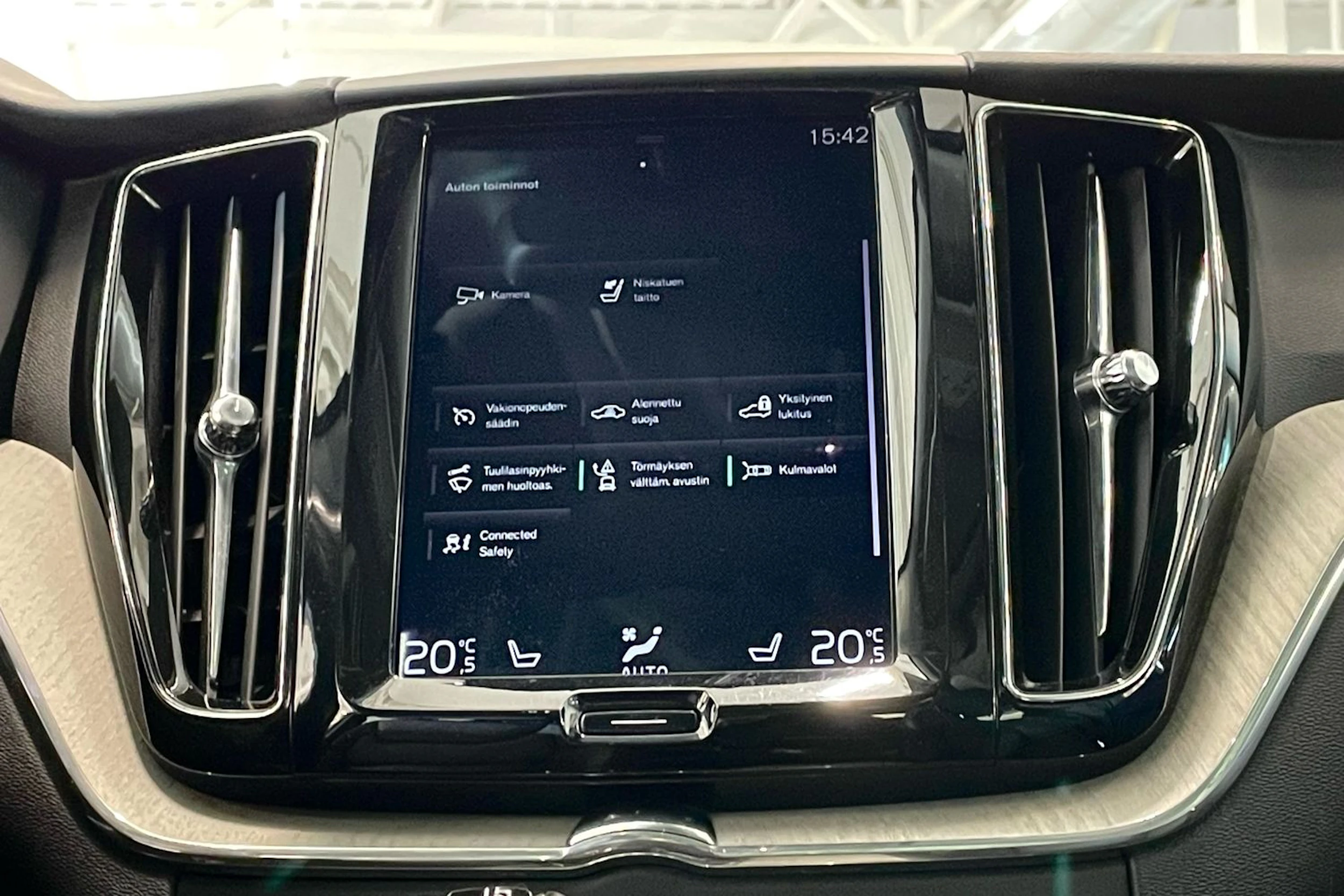 harmaa Volvo XC60 2018 kuva 22.